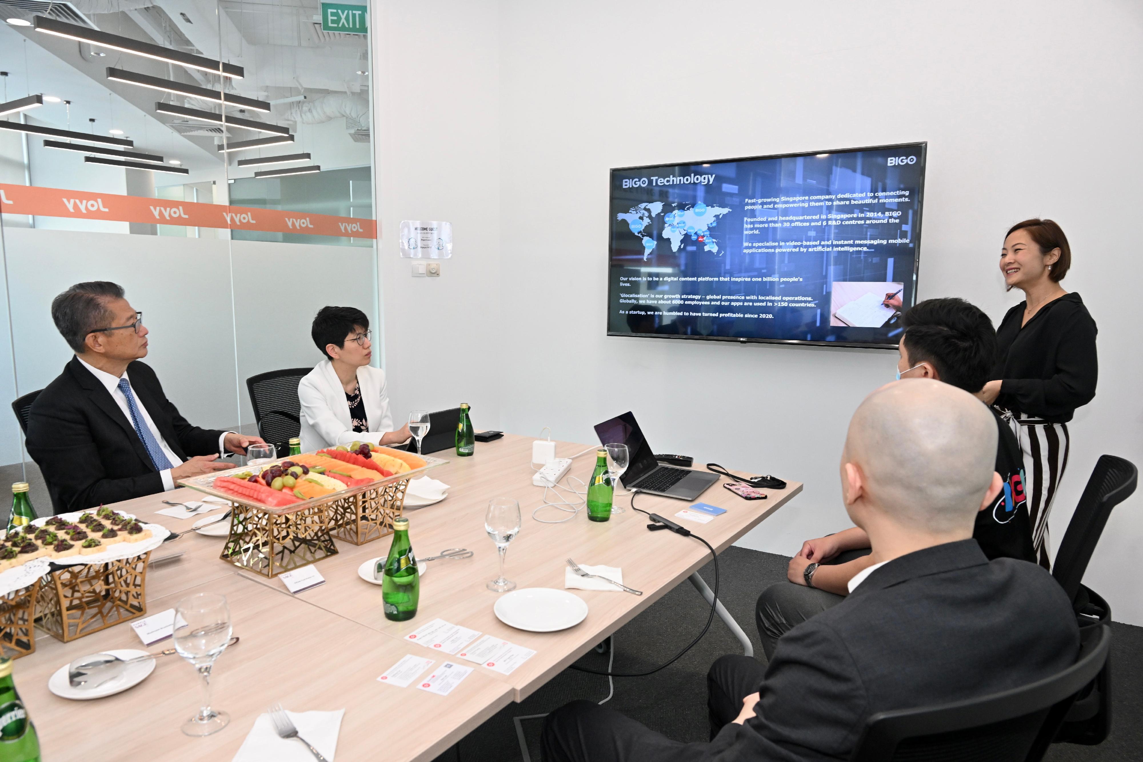 財政司司長陳茂波今日（三月三十日）在新加坡進行最後一日訪問行程。圖示陳茂波（左一）與互聯網科技公司的負責人會面，了解他們的業務和科技應用，並鼓勵他們到香港發展業務。
