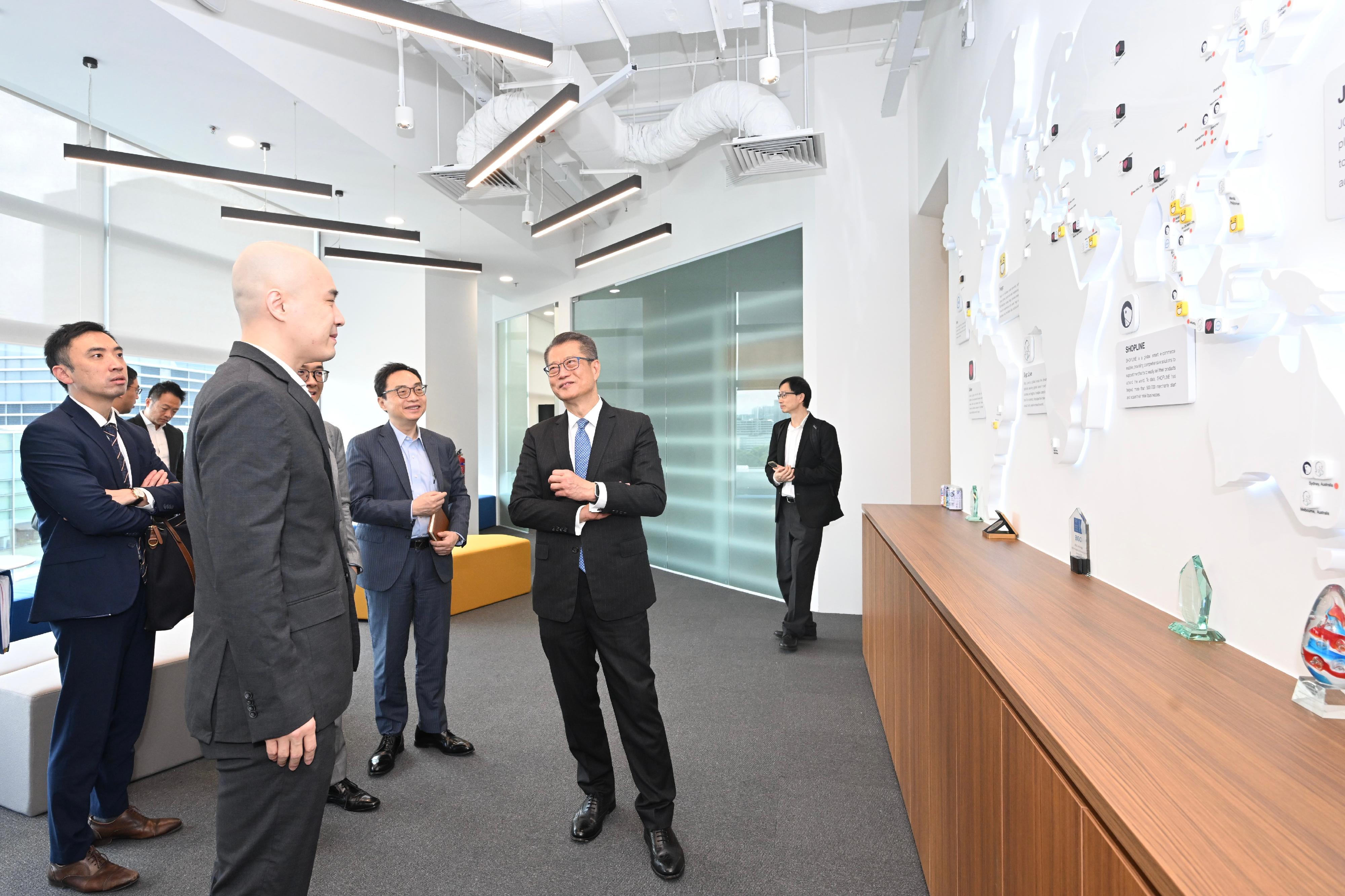 財政司司長陳茂波今日（三月三十日）在新加坡進行最後一日訪問行程。圖示陳茂波（右二）與互聯網科技公司的負責人會面，了解他們的業務和科技應用，並鼓勵他們到香港發展業務。