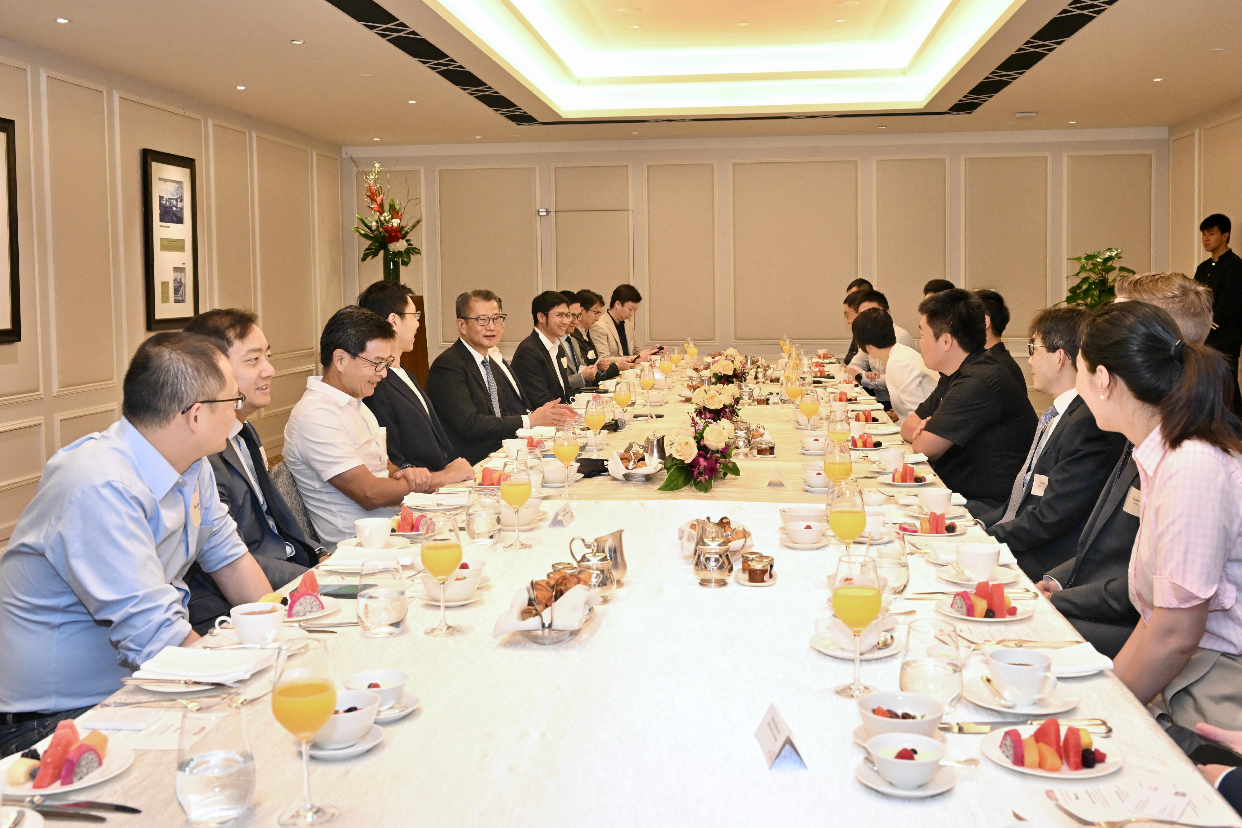The Financial Secretary, Mr Paul Chan, has concluded his visit to Singapore today (March 30). Photo shows Mr Chan (fifth left) having a breakfast meeting with founders and senior management of more than 10 world-leading Web3 and virtual asset platforms, and exchanged views on the latest market situation, developments and potential opportunities. 