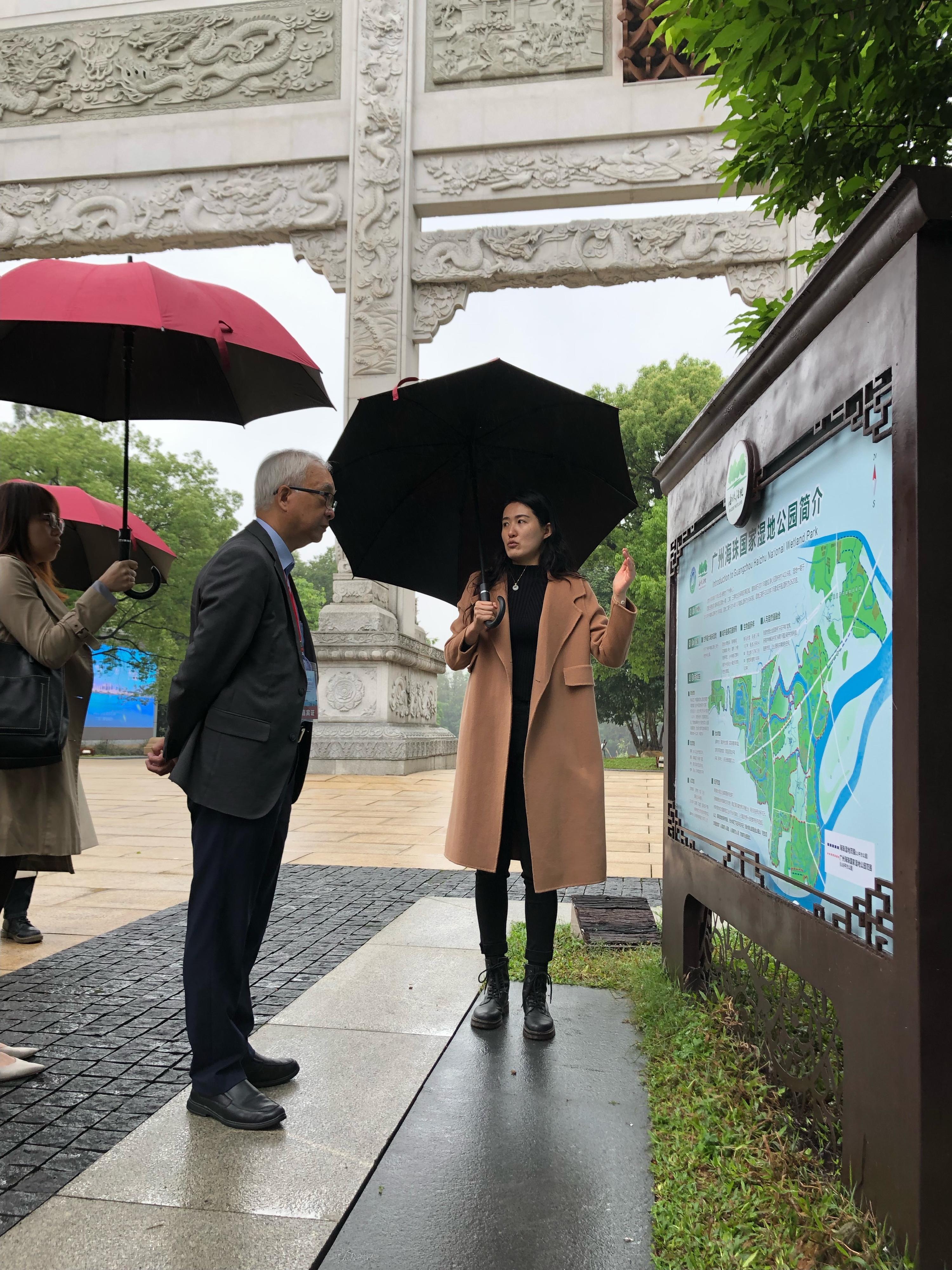 The Secretary for Environment and Ecology, Mr Tse Chin-wan, today (March 30) attended the opening ceremony of the Fifth Guangdong-Hong Kong-Macao Ecological Environment Forum, and visited Guangzhou Haizhu National Wetland Park as well as hydrogen-powered projects in Foshan. Photo shows Mr Tse (second right) being briefed by the staff at the Guangzhou Haizhu National Wetland Park.