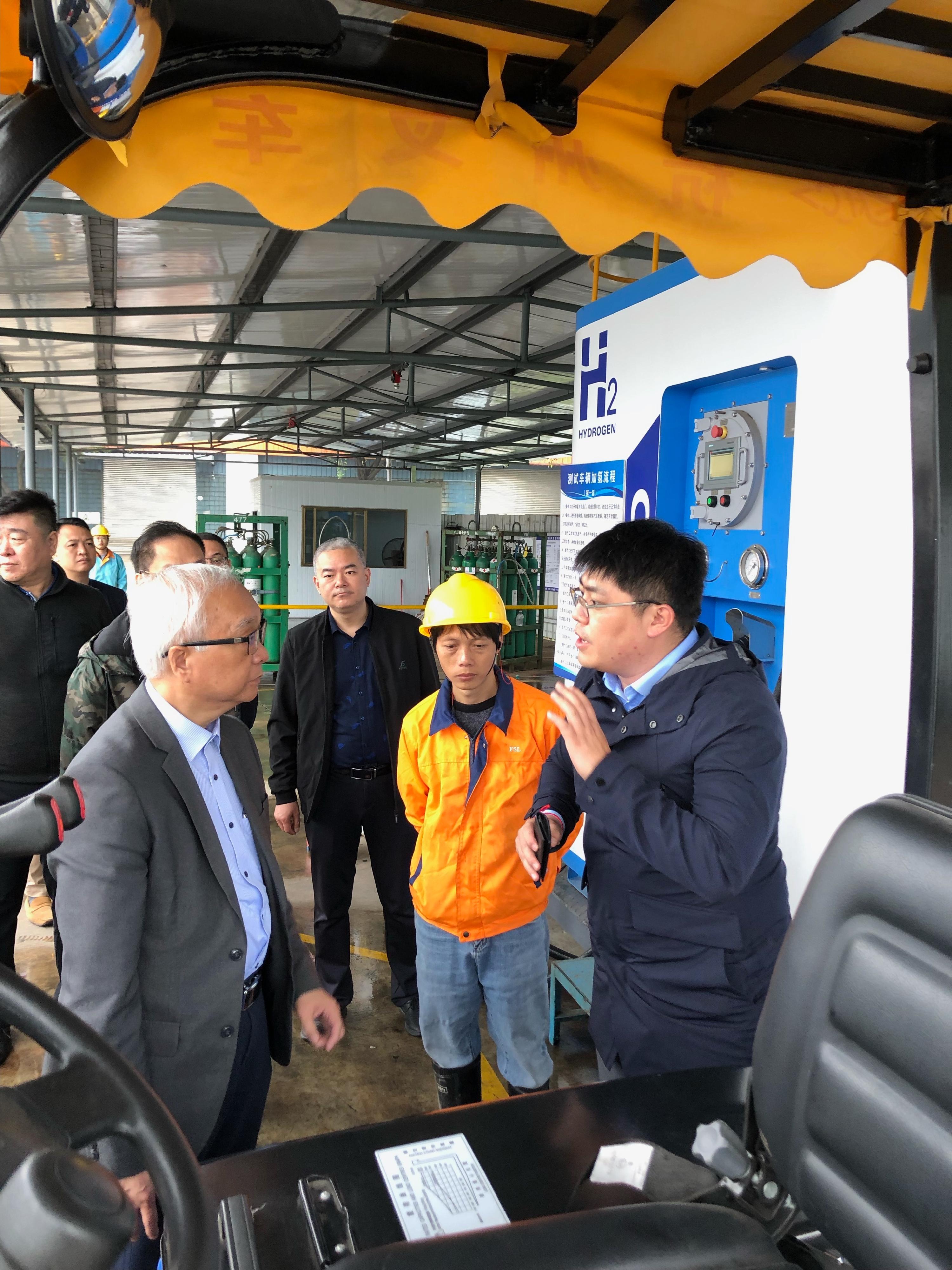 The Secretary for Environment and Ecology, Mr Tse Chin-wan, today (March 30) attended the opening ceremony of the Fifth Guangdong-Hong Kong-Macao Ecological Environment Forum, and visited Guangzhou Haizhu National Wetland Park as well as hydrogen-powered projects in Foshan. Photo shows Mr Tse (first left) viewing hydrogen-powered forklifts at a local enterprise and exchanging experience with a staff on the application of hydrogen energy in Foshan.
