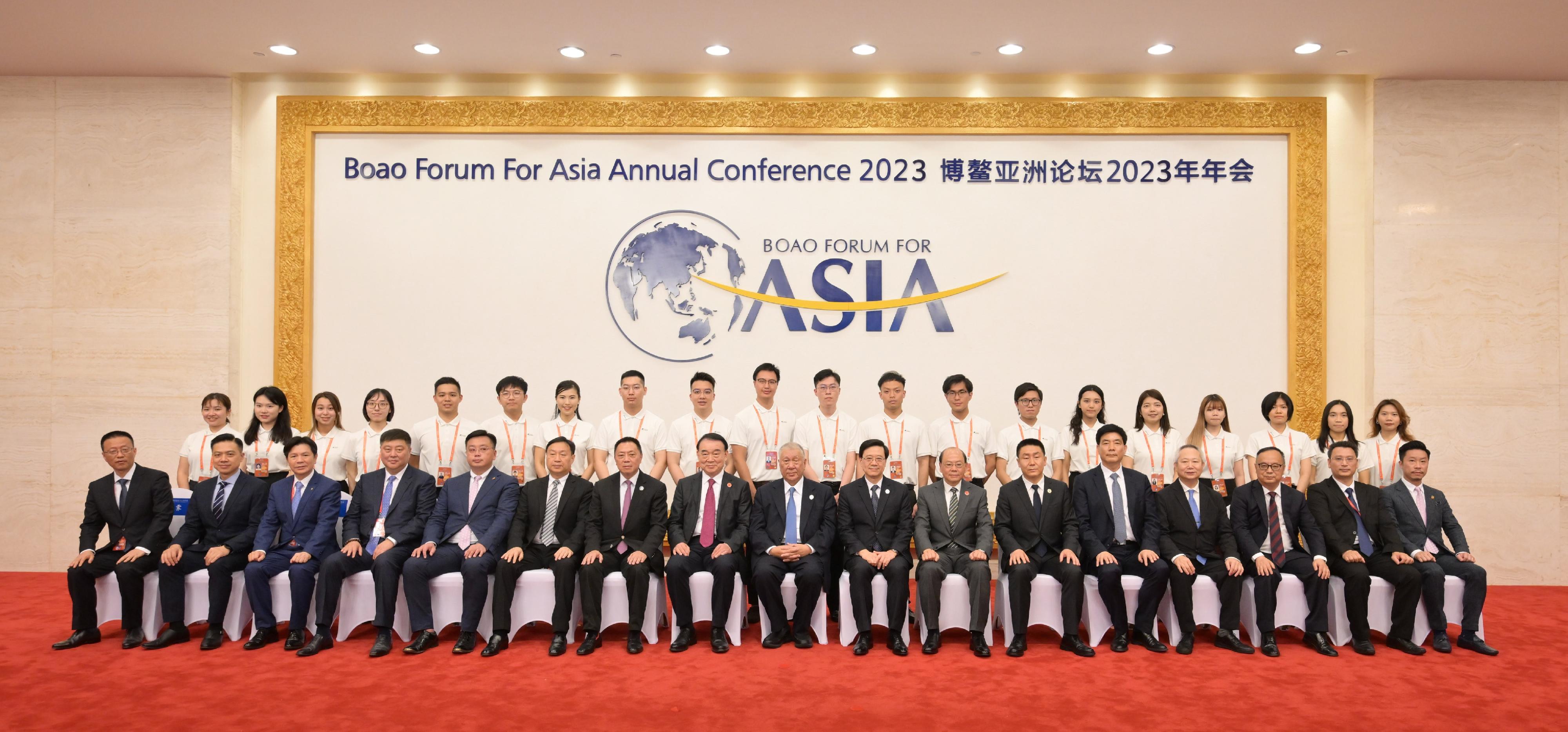 The Chief Executive, Mr John Lee, attended the certificate presentation ceremony for youth volunteers from Hong Kong and Macao at the Boao Forum for Asia Annual Conference 2023 in Hainan today (March 30). Photo shows Mr Lee (front row, eighth right); Vice-Chairman of the National Committee of the Chinese People's Political Consultative Conference Mr Edmund Ho (front row, ninth right); the Secretary-General of the Boao Forum for Asia, Mr Li Baodong (front row, eighth left); and other officiating guests and the youth volunteers from Hong Kong and Macao.