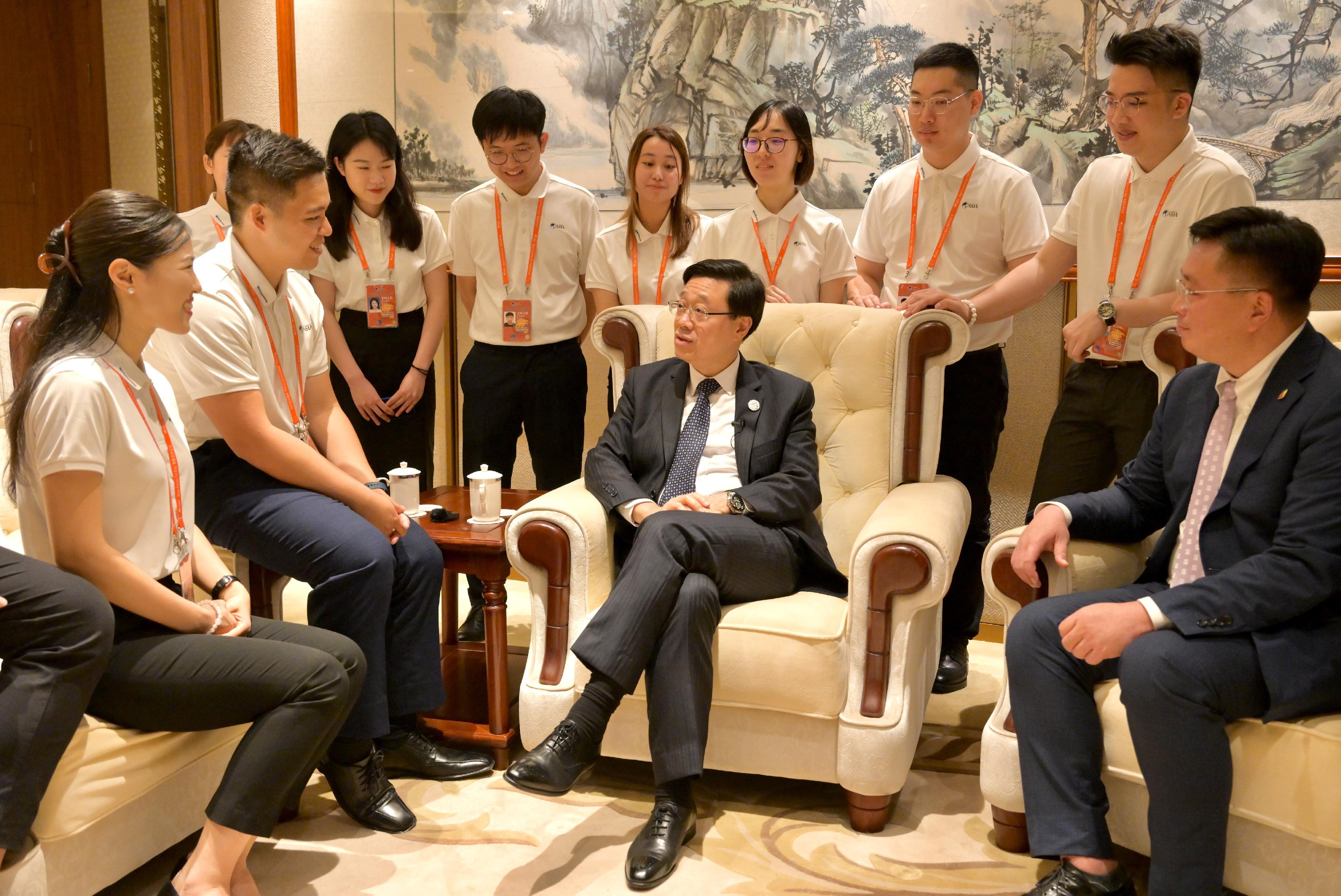 The Chief Executive, Mr John Lee, attended the certificate presentation ceremony for youth volunteers from Hong Kong and Macao at the Boao Forum for Asia Annual Conference 2023 in Hainan today (March 30). Photo shows Mr Lee (front row, centre) interacting with the youth volunteers.