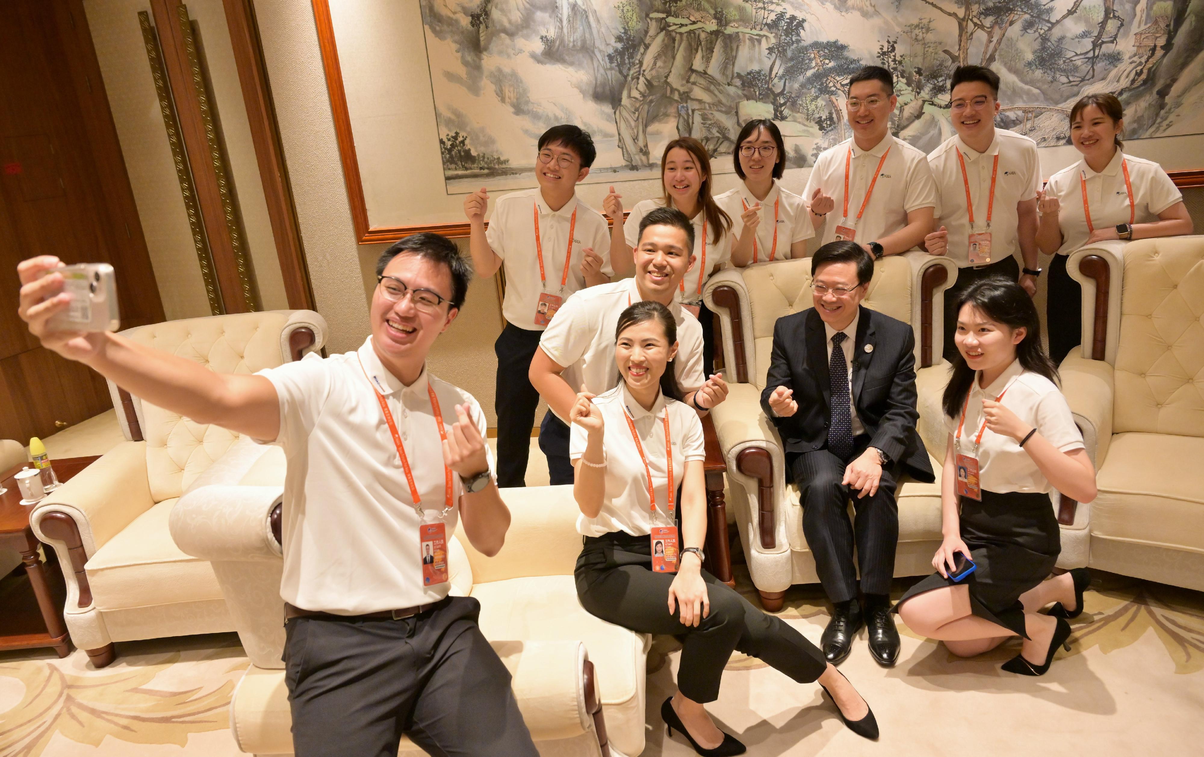 The Chief Executive, Mr John Lee, attended the certificate presentation ceremony for youth volunteers from Hong Kong and Macao at the Boao Forum for Asia Annual Conference 2023 in Hainan today (March 30). Photo shows Mr Lee (front row, second right) and the youth volunteers.