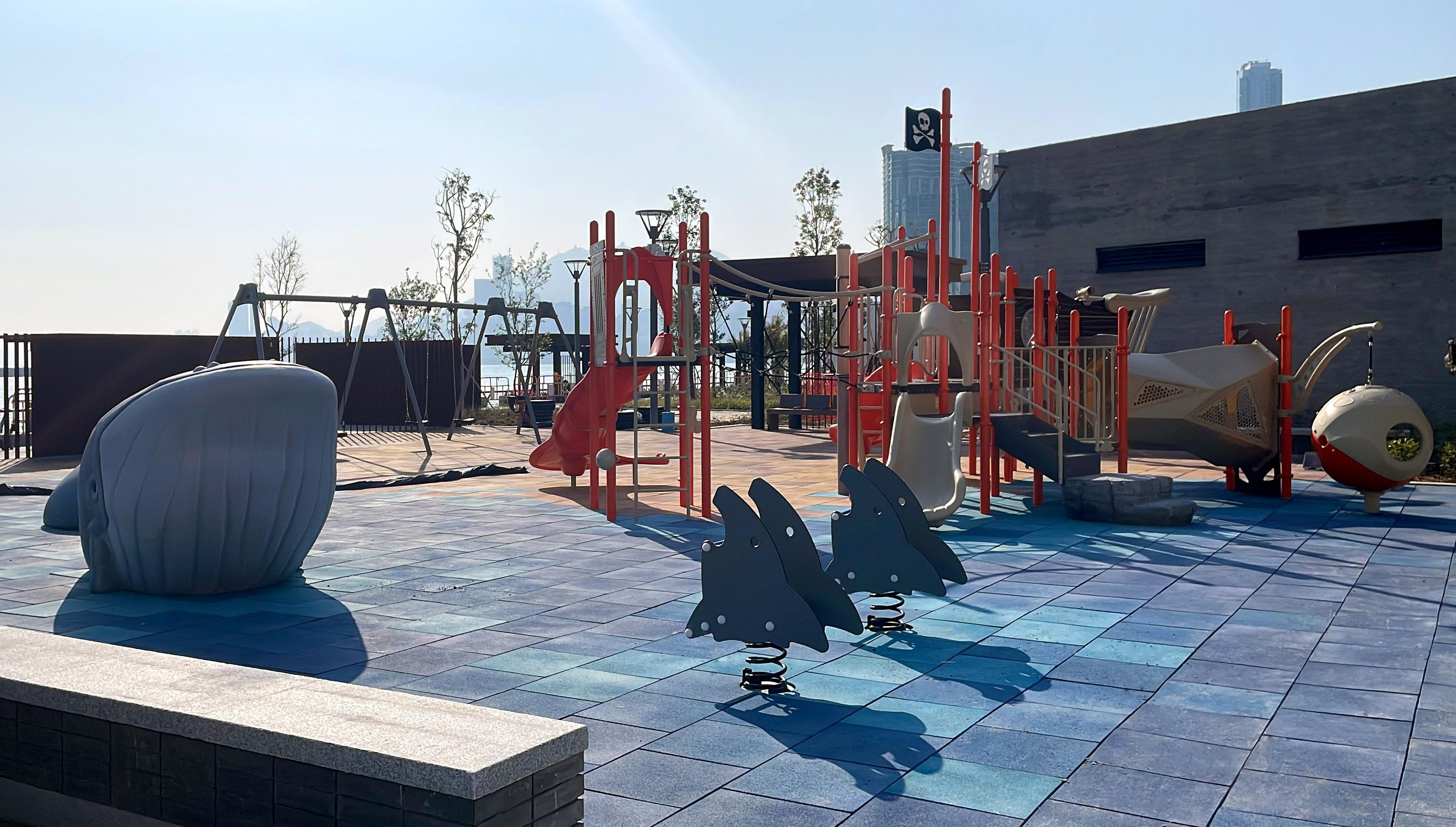 海心公園的擴建部分下星期一（四月三日）啓用，提供多元化的康體設施，滿足不同年齡人士的需要。圖示公園的兒童遊樂場。