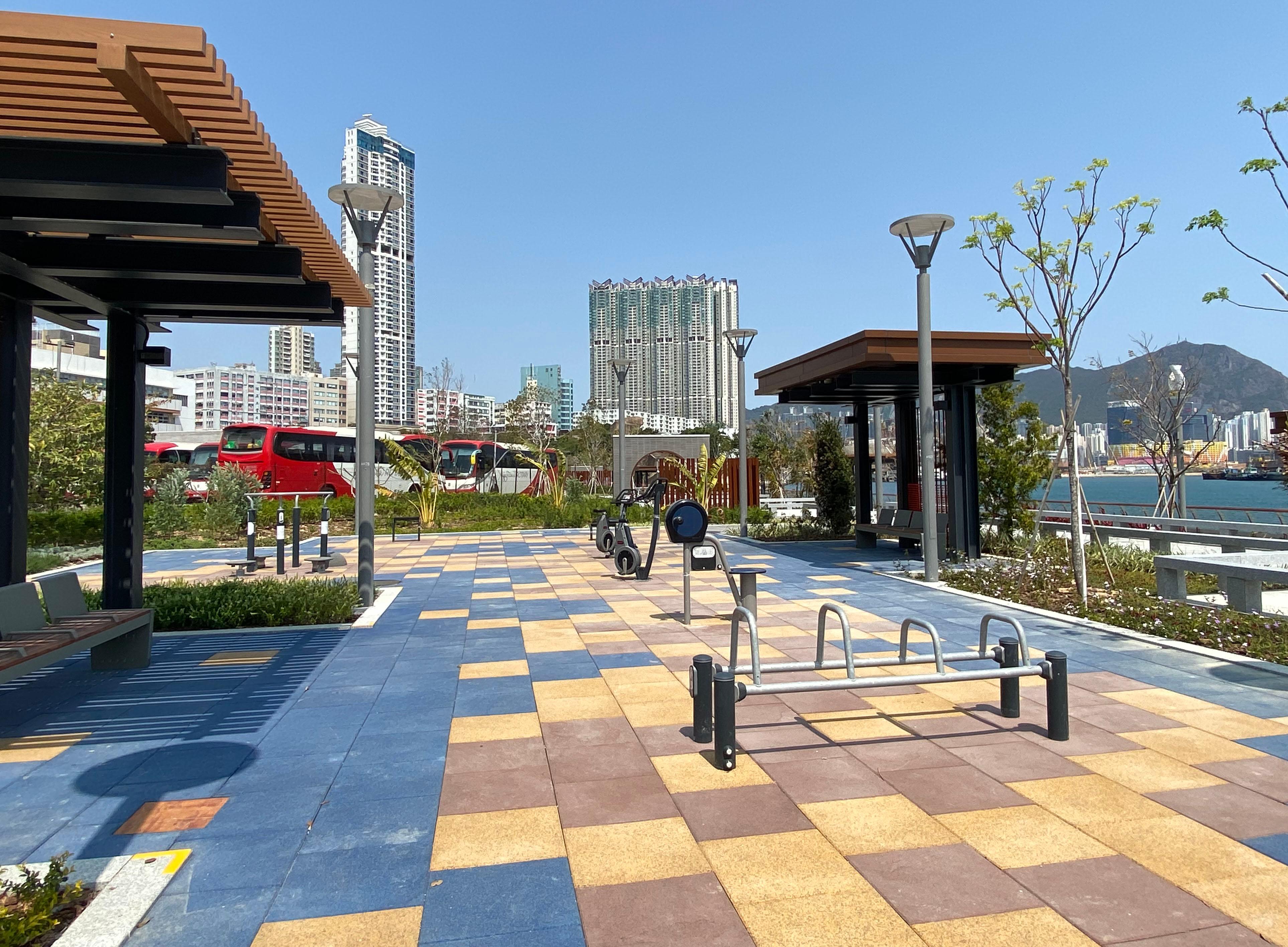 The Leisure and Cultural Services Department announced today (March 31) that the newly built Hoi Sham Park extension in Kowloon City District will open for public use from next Monday (April 3). Located at To Kwa Wan near the harbour side, it will be a pleasant and relaxing leisure space with a spectacular promenade for public enjoyment.