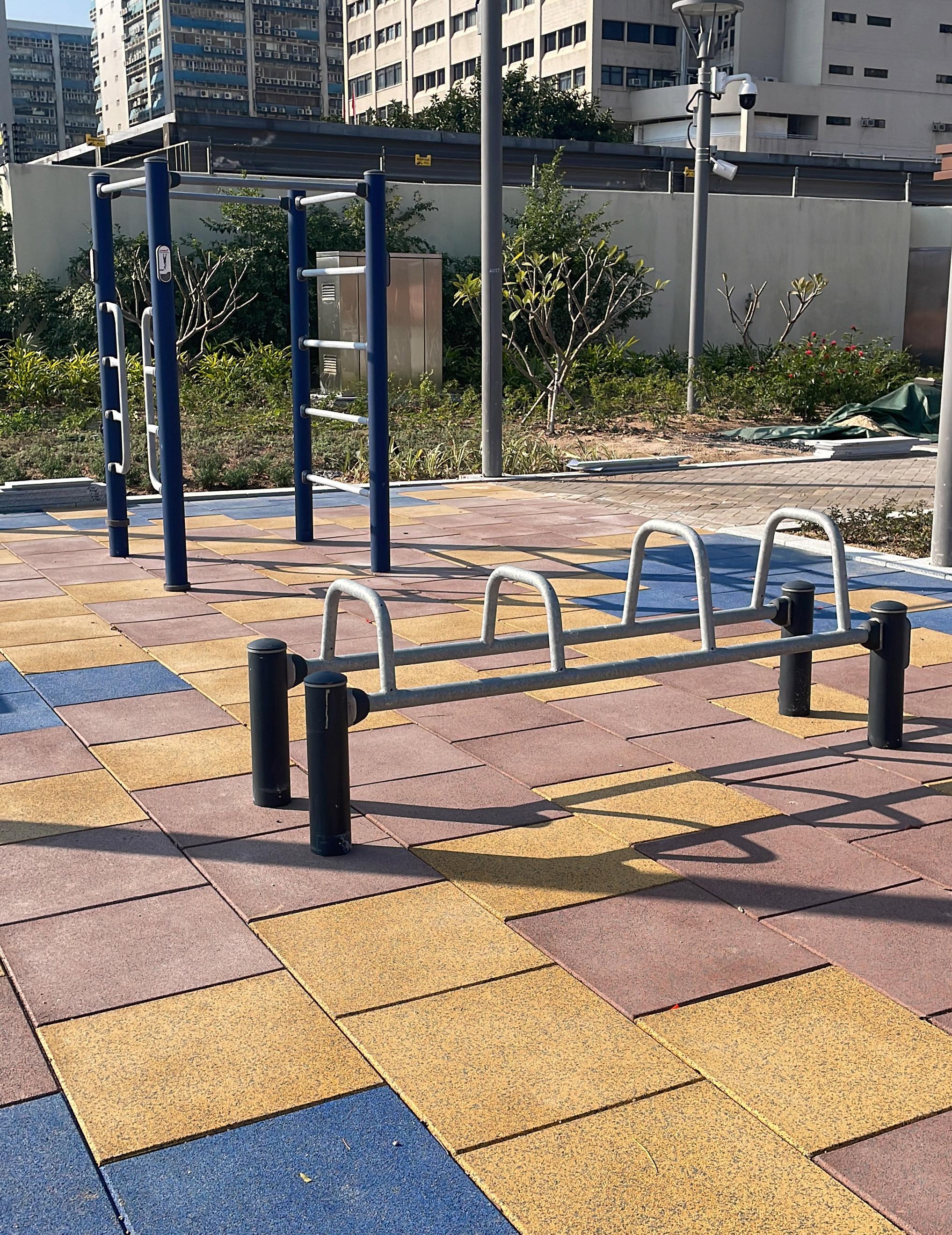 The Hoi Sham Park extension will open for public use from next Monday (April 3), providing a number of recreational facilities to meet the needs of people of all ages. Photo shows the fitness equipment in the park.