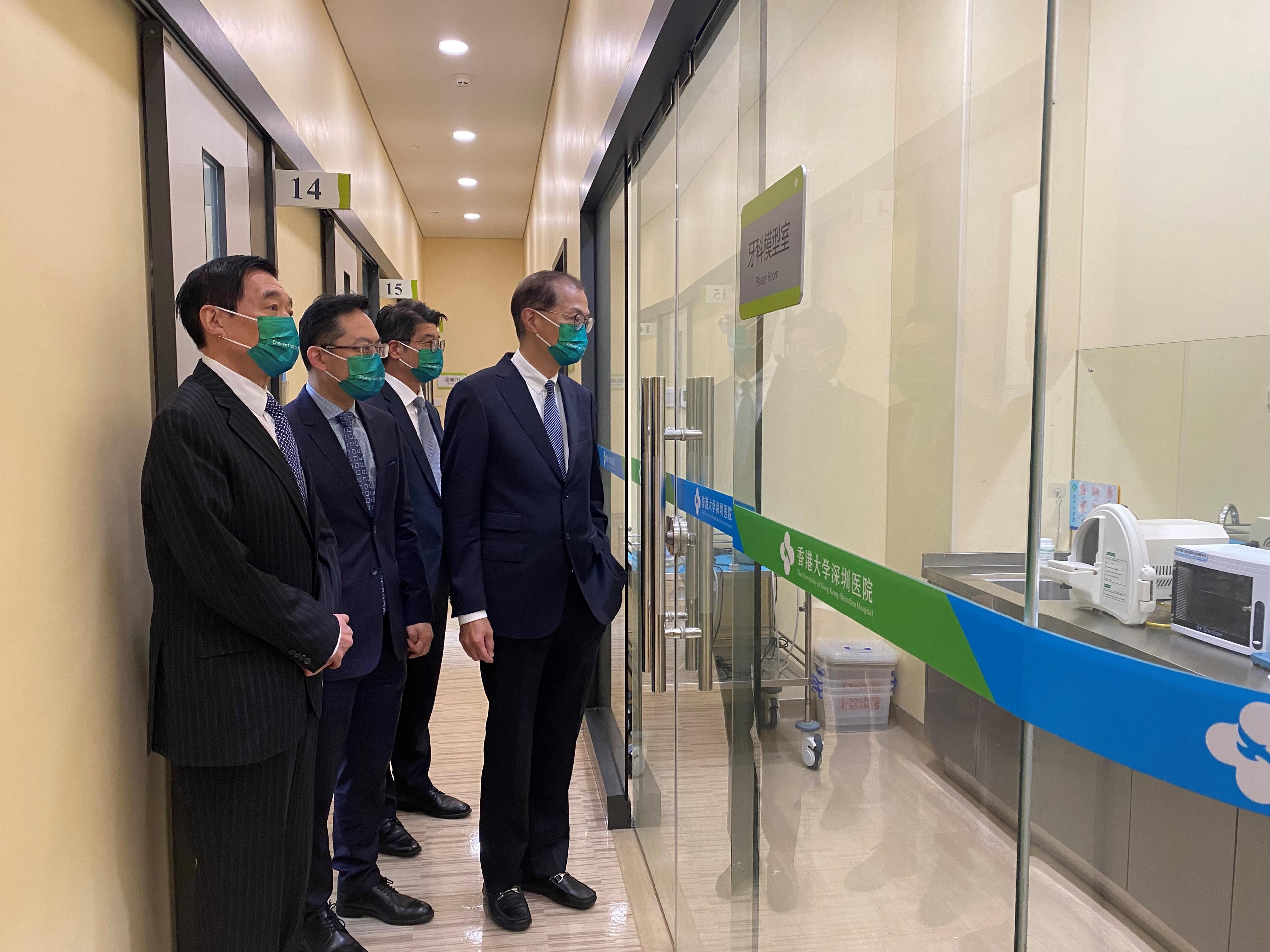 The Secretary for Health, Professor Lo Chung-mau (first right); the Director of Health, Dr Ronald Lam (second left); the Commissioner for Primary Healthcare, Dr Pang Fei-chau (second right); and the Chairman of the Hospital Authority, Mr Henry Fan (first left), toured the Huawei Li Zhi Yuan Community Health Service Center of the University of Hong Kong - Shenzhen Hospital this morning (March 31).