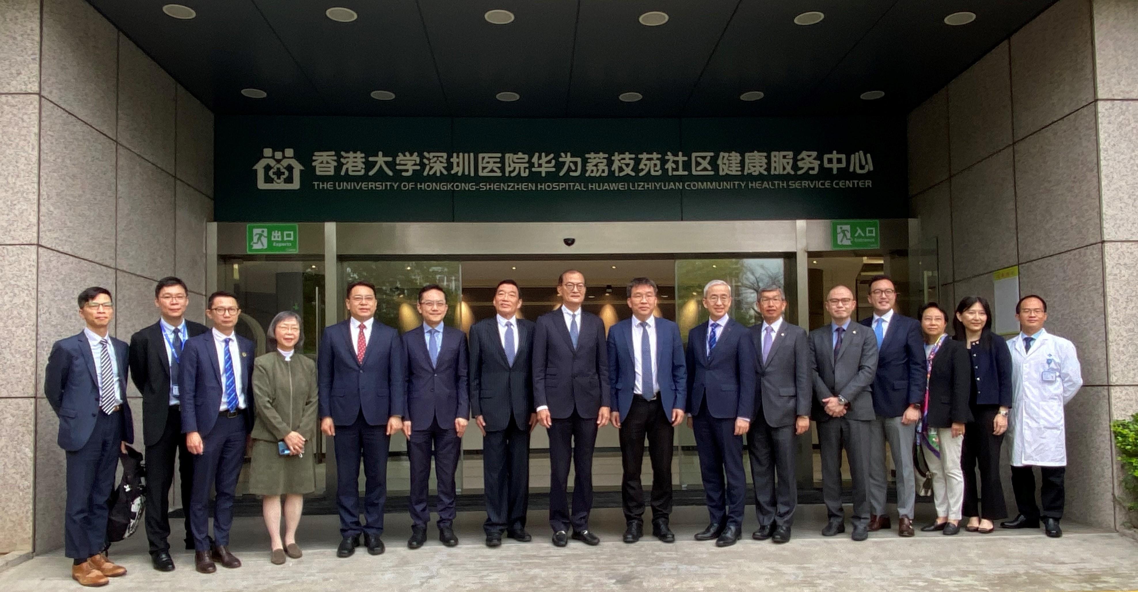 The Secretary for Health, Professor Lo Chung-mau, and his delegation visited the Huawei Li Zhi Yuan Community Health Service Center of the University of Hong Kong - Shenzhen Hospital this morning (March 31). Photo shows Professor Lo (eighth left); the Director of Health, Dr Ronald Lam (sixth left); the Chairman of the Hospital Authority, Mr Henry Fan (seventh left); other members of the delegation and staff of the Community Health Service Center.
