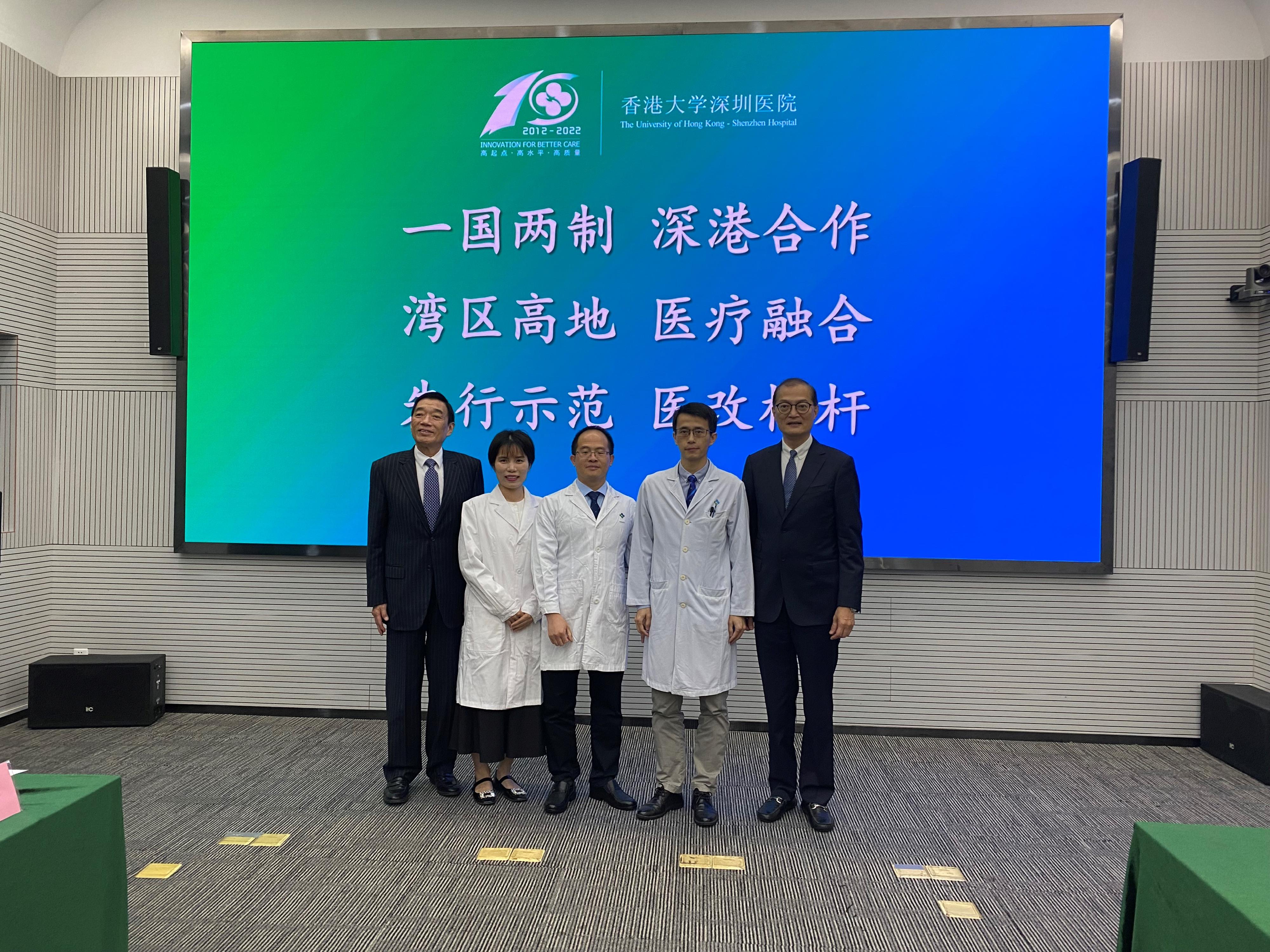 The Secretary for Health, Professor Lo Chung-mau, and his delegation visited the University of Hong Kong - Shenzhen Hospital (HKU-SZH) this afternoon (March 31). Photo shows Professor Lo (first right); the Chairman of the Hospital Authority, Mr Henry Fan (first left); and three doctors of the HKU-SZH who assisted Hong Kong in fighting the epidemic last year.
