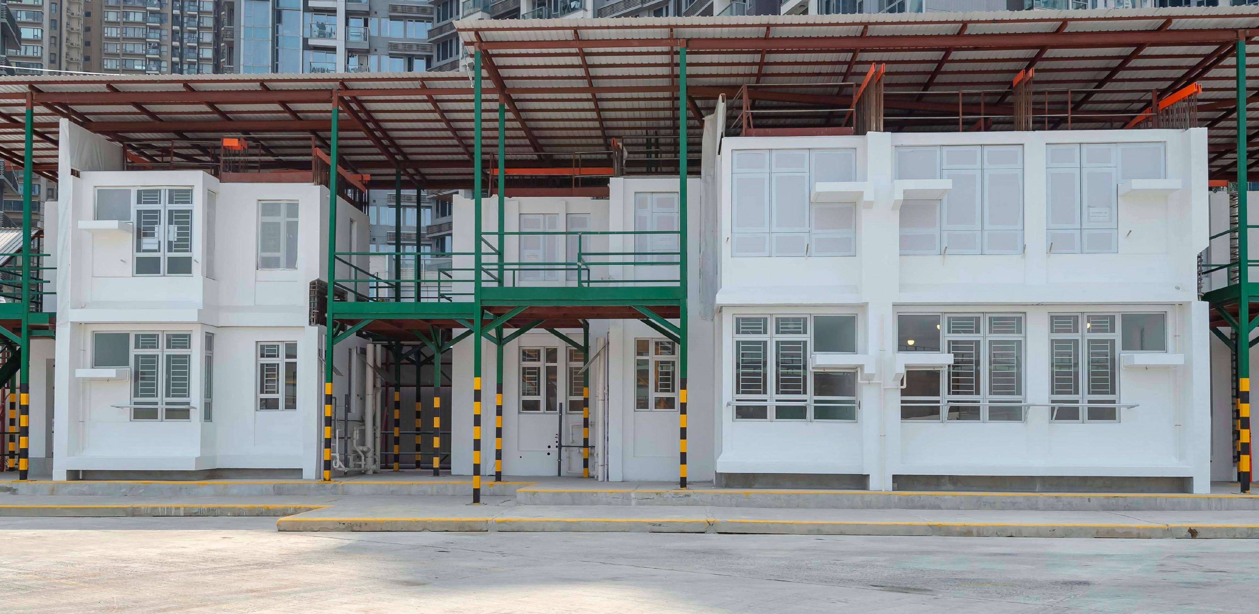 香港房屋委員會今日（三月三十一日）安排傳媒參觀東涌第99區公營房屋發展項目的「組裝合成」建築法模擬搭建單位。圖示「組裝合成」建築法模擬搭建單位的外部情況。