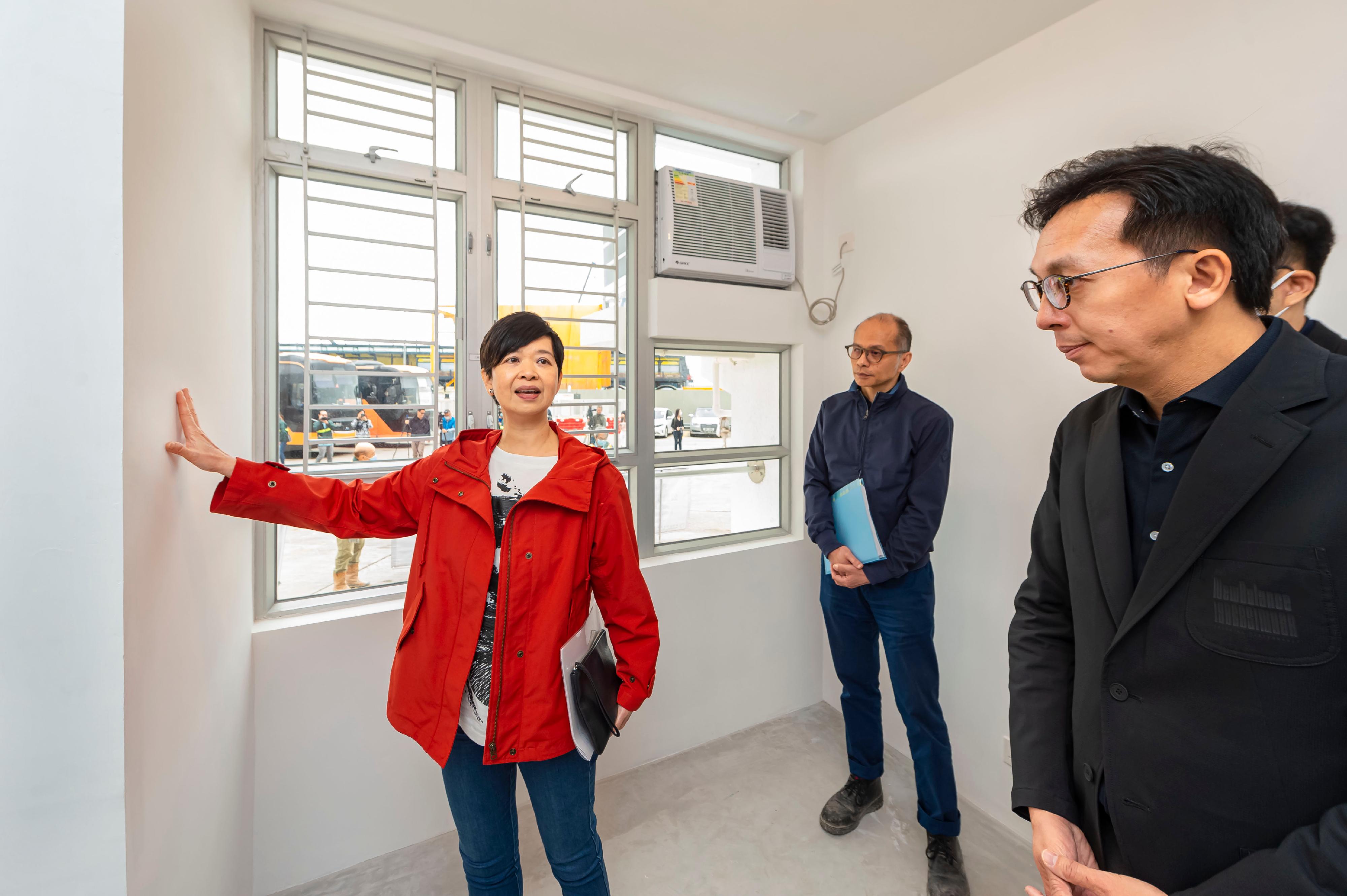 The Hong Kong Housing Authority (HA) arranged a media visit to the Modular Integrated Construction (MiC) mock-up for the public housing development at Tung Chung Area 99 today (March 31). Photo shows the Secretary for Housing cum HA Chairman, Ms Winnie Ho (left), touring the MiC mock-up unit.


