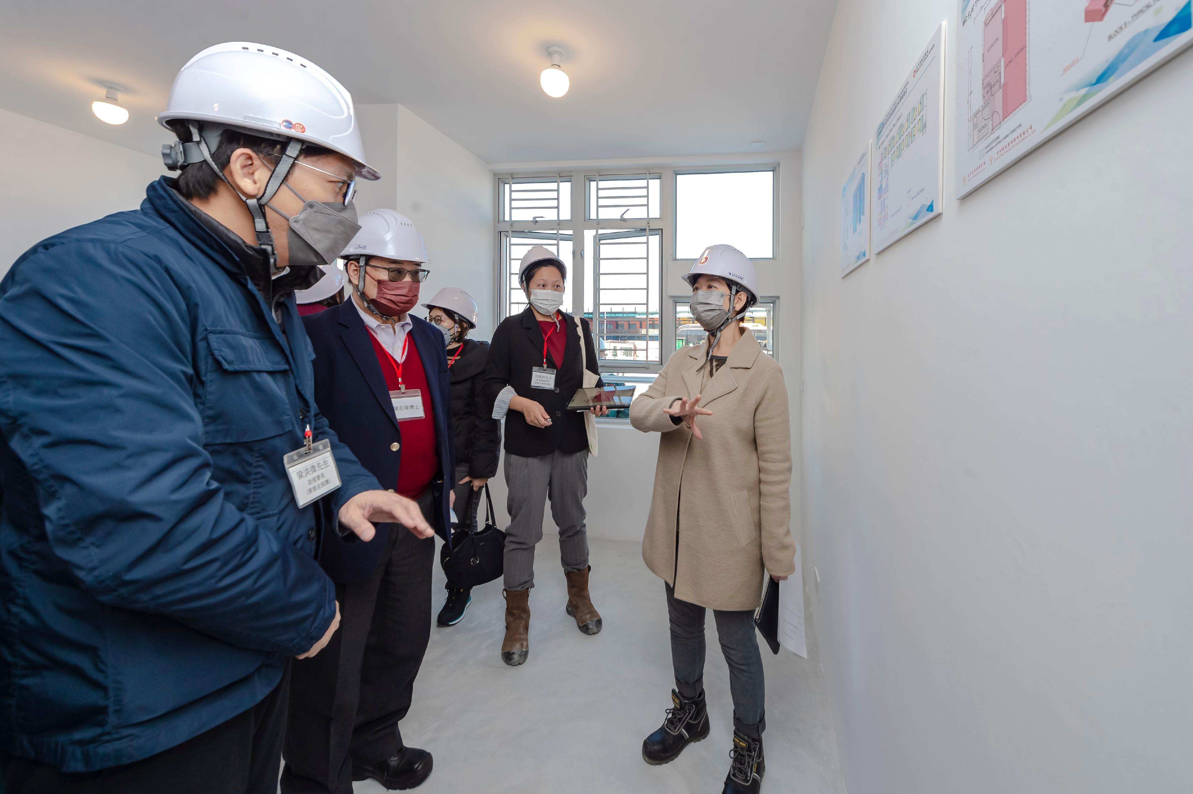 The Hong Kong Housing Authority (HA) arranged a media visit to the Modular Integrated Construction (MiC) mock-up for the public housing development at Tung Chung Area 99 today (March 31). Photo shows the Secretary for Housing cum HA Chairman, Ms Winnie Ho (first right), and HA members inspecting the interior of the MiC mock-up earlier.



