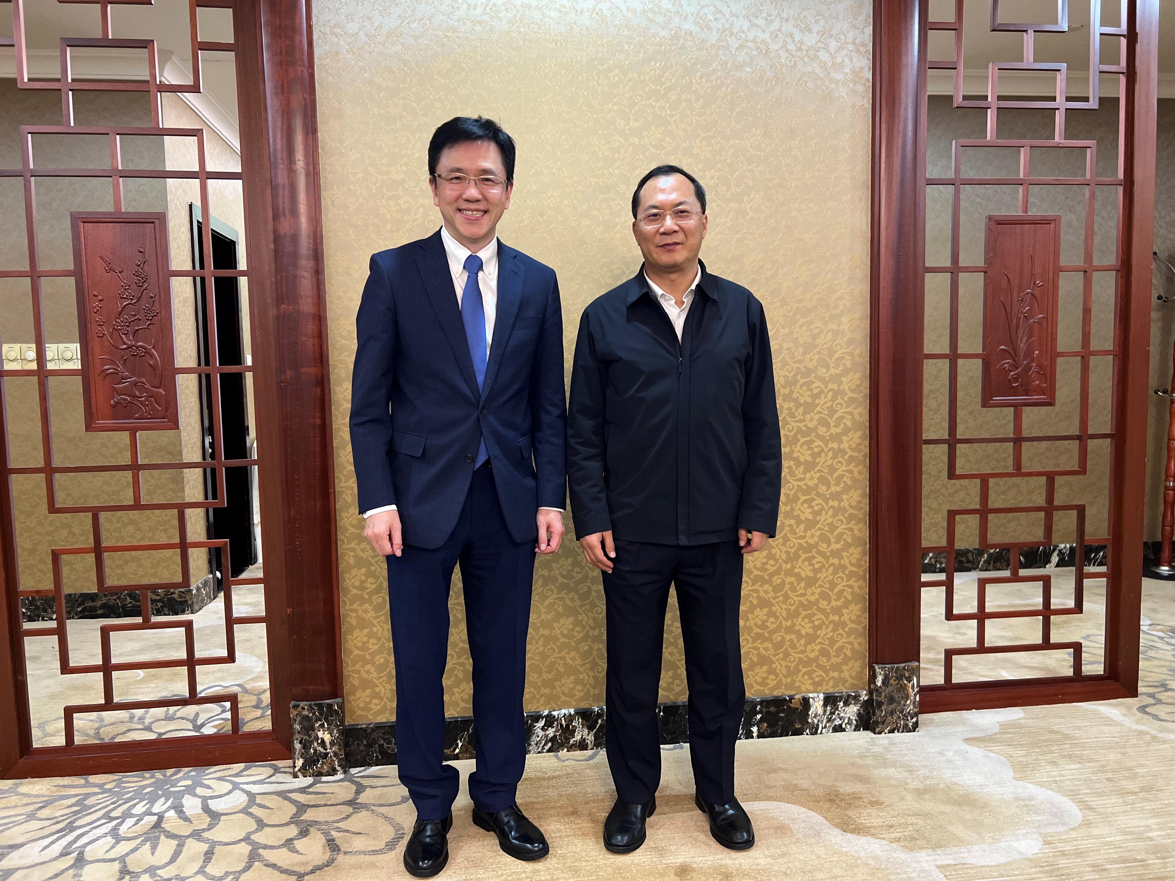 The Secretary for Innovation, Technology and Industry, Professor Sun Dong (left), met with the Secretary of the CPC Guangzhou Nansha District Committee, Mr Lu Yixian (right), yesterday afternoon (March 30) to exchange views on promoting innovation and technology linkage between Hong Kong and Guangzhou.
