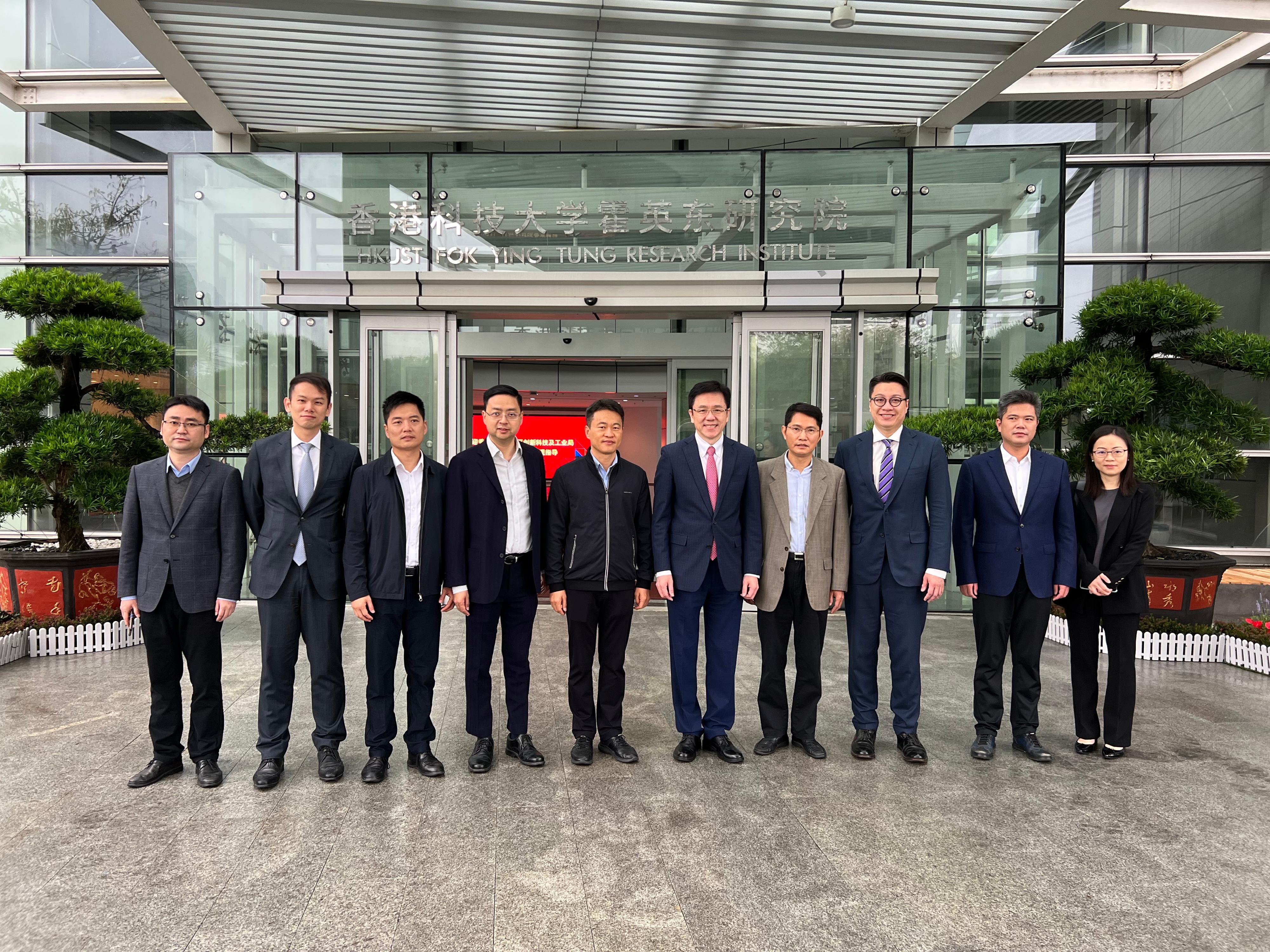 The Secretary for Innovation, Technology and Industry, Professor Sun Dong (fifth right), visits the Hong Kong University of Science and Technology Fok Ying Tung Research Institute located in the Nansha Information Technology Park in Guangzhou today (March 31), to understand the Institute's work in applied research and development (R&D) and transformation of R&D outcomes under the Guangdong-Hong Kong collaboration. Looking on is Deputy Secretary of the CPC Working Committee of Nansha Development Zone, Guangzhou Mr Xie Wei (fifth left).