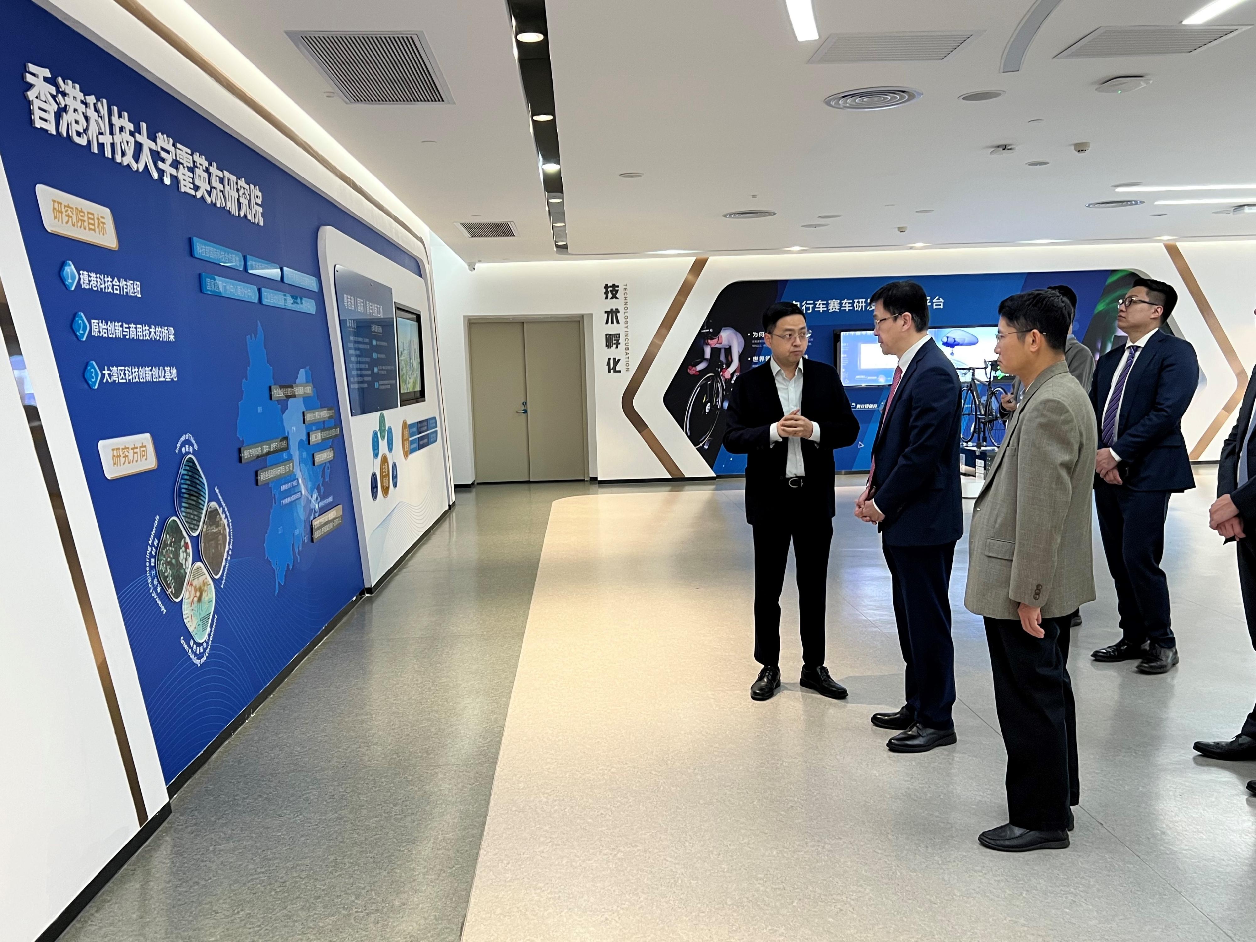 The Secretary for Innovation, Technology and Industry, Professor Sun Dong (second left), visits the Hong Kong University of Science and Technology Fok Ying Tung Research Institute in Guangzhou today (March 31) to study the Guangzhou-Hong Kong innovation and technology co-operation.