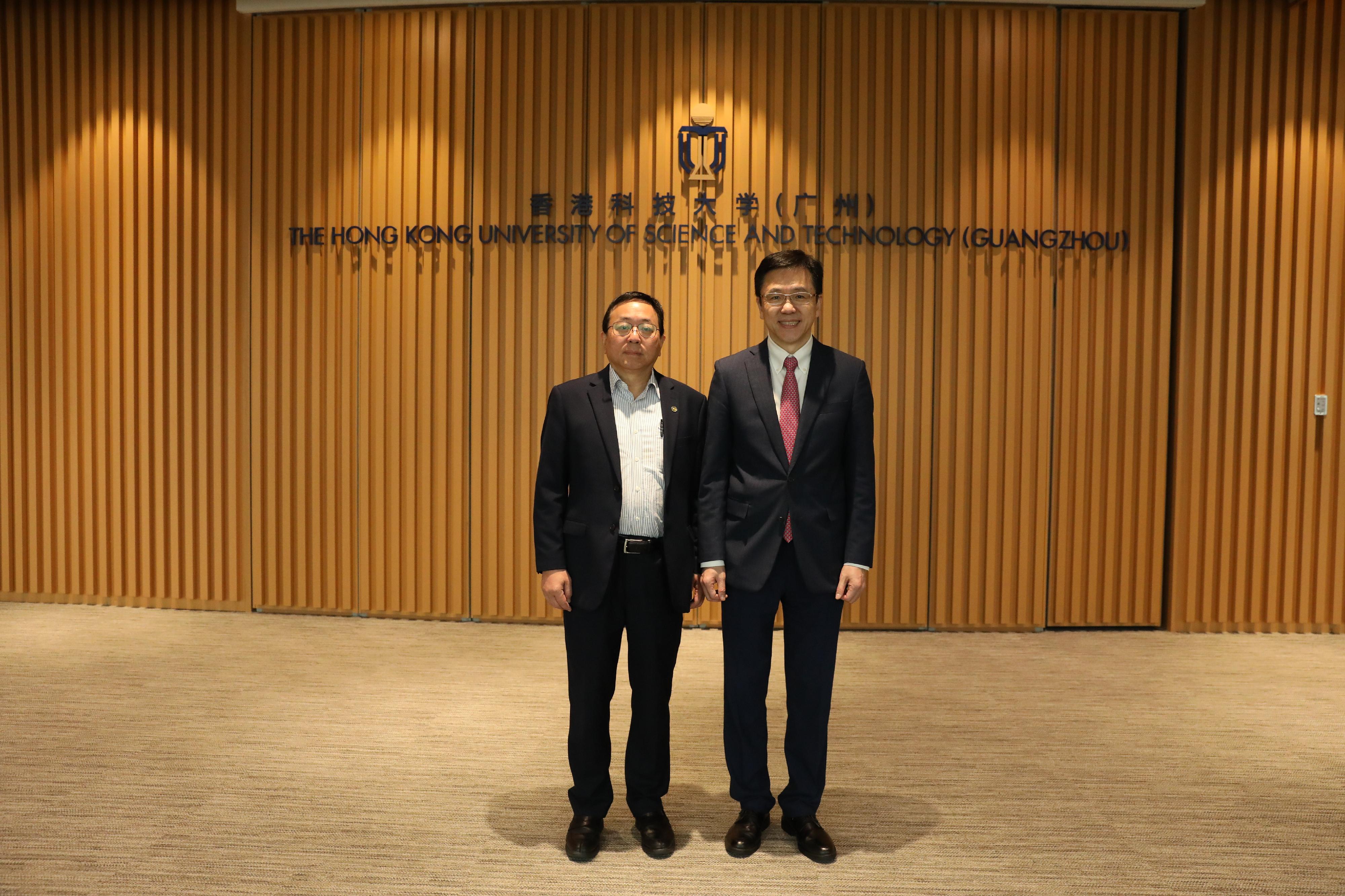 The Secretary for Innovation, Technology and Industry, Professor Sun Dong (right), visits the Hong Kong University of Science and Technology (HKUST) (Guangzhou) today (March 31) and is pictured with the President of the HKUST (Guangzhou), Professor Lionel Ni (left).