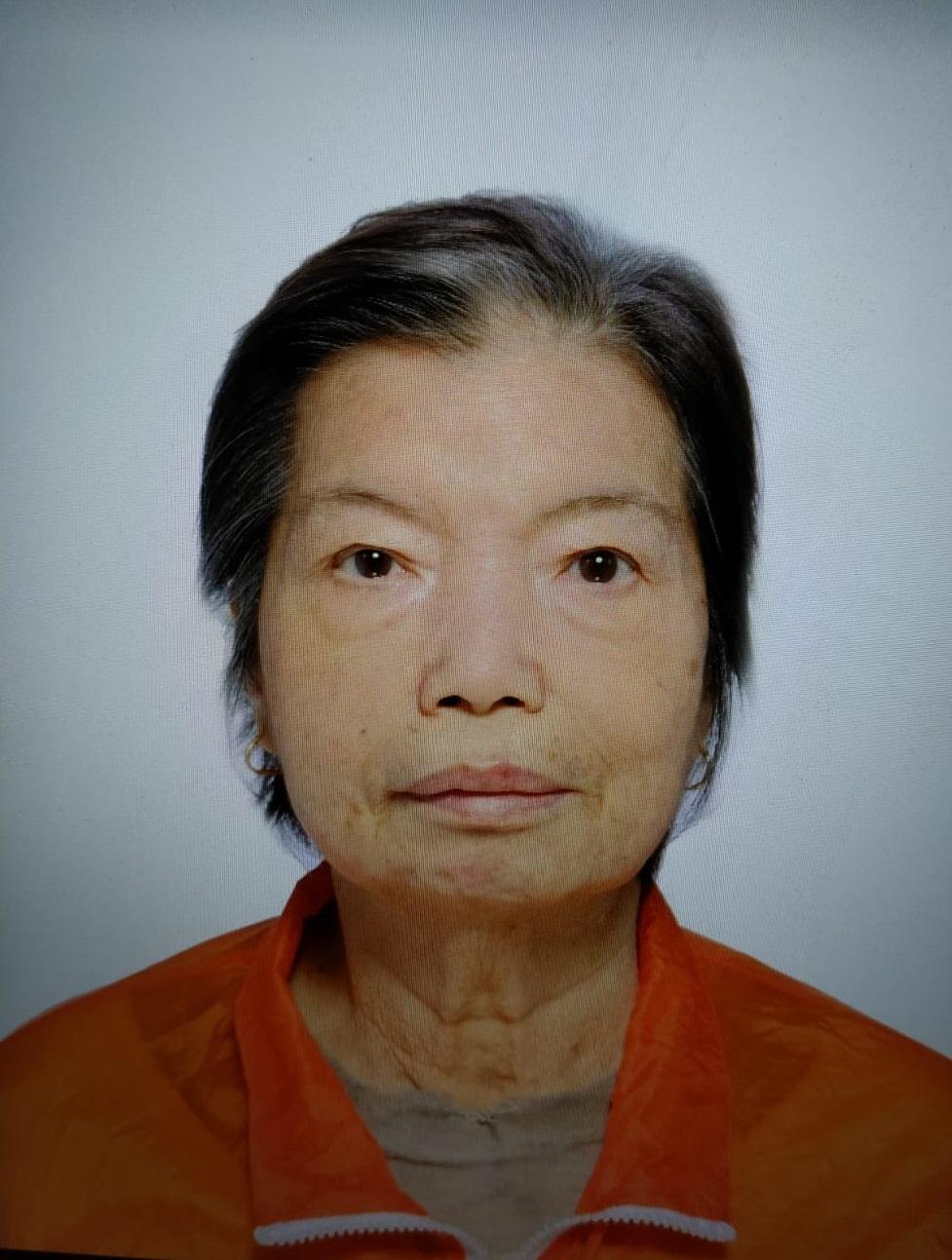 Tse Kwan-fong, aged 72, is about 1.54 metres tall, 72 kilograms in weight and of fat build. She has a round face with yellow complexion and short straight black hair. She was last seen wearing a dark blue sweater, grey trousers, grey socks, blue slippers, and her right arm was wrapped in a plaster cast.