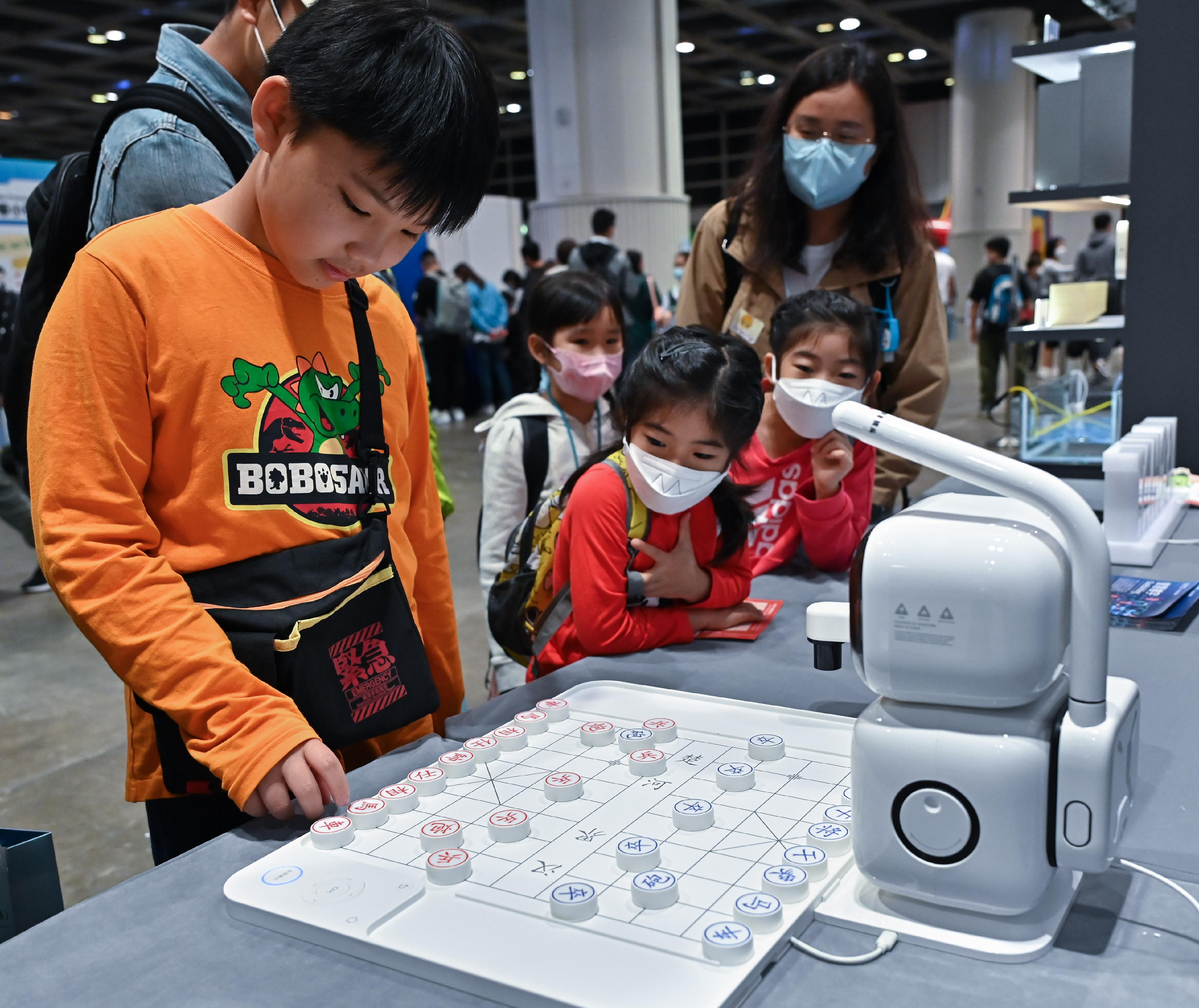 少年警訊主辦的「少訊中銀STEM-Up創新科技大賽 2022」今日（四月一日）在香港會議展覽中心舉行頒獎典禮，同場亦舉行一連兩天（四月一日及四月二日）的創科嘉年華。圖示參加者參與攤位遊戲，體驗科技帶來的樂趣。