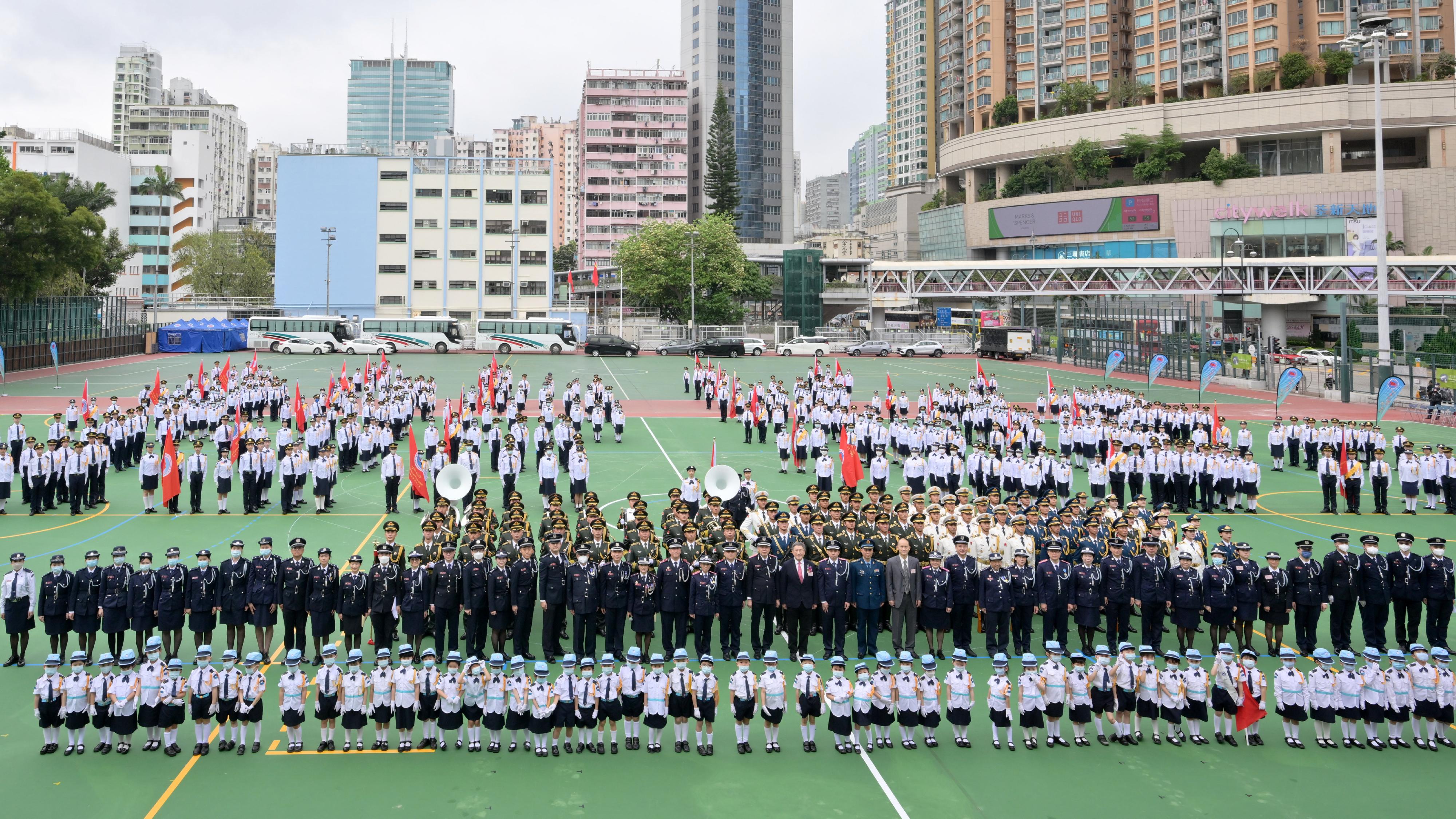 政務司副司長卓永興今日（四月一日）出席香港升旗隊總會2023年周年檢閱禮，並與全體隊列合照。