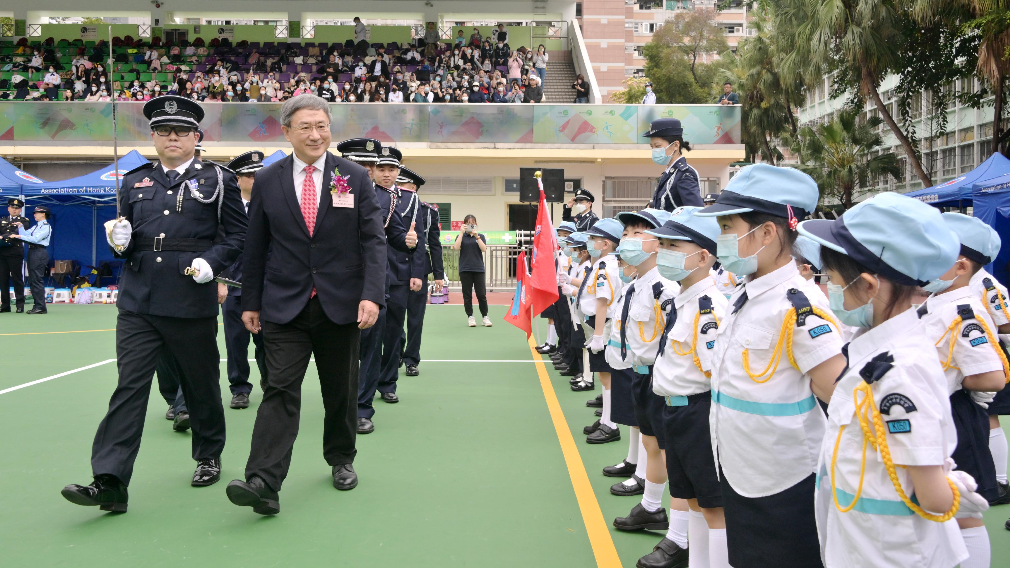 政務司副司長卓永興今日（四月一日）主持香港升旗隊總會2023年周年檢閱禮。