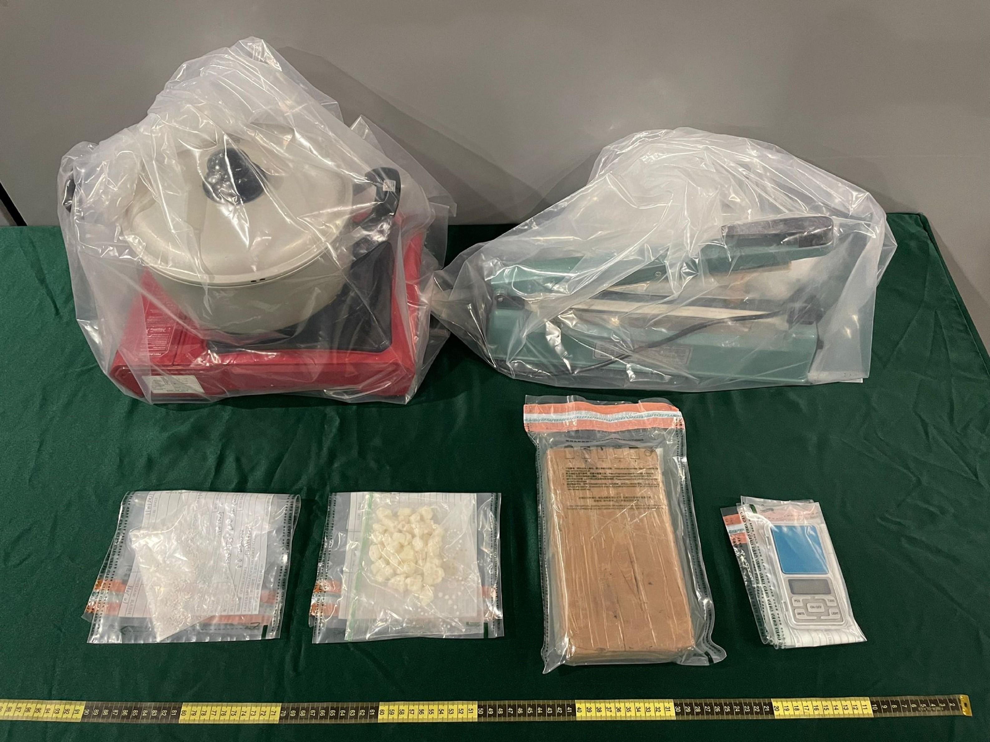 Hong Kong Customs detected two dangerous drugs cases on March 18 and yesterday (April 1), and seized a total of about 3.6 kilograms of suspected ketamine, about 1 kg of suspected cocaine and about 60 grams of suspected crack cocaine at Hong Kong International Airport and Tin Shui Wai. The total estimated market value was about $3.1 million. Photo shows the suspected cocaine, suspected crack cocaine and a batch of drug manufacturing and packaging paraphernalia seized by Customs officers in the second case.


