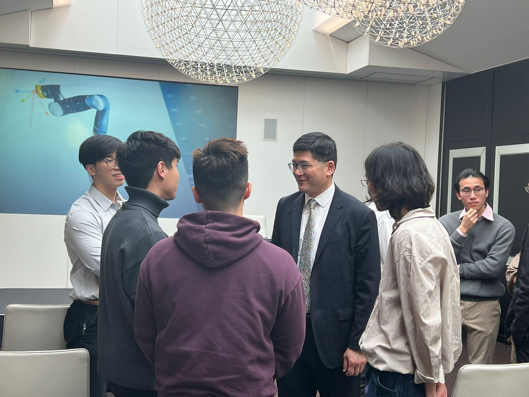 The Hospital Authority (HA) Chief Executive, Dr Tony Ko (third right), exchanged with medical students. The HA will assign designated staff to verify the qualification of those interested in returning to work in Hong Kong and complete the relevant approval and appointment procedures as soon as possible.