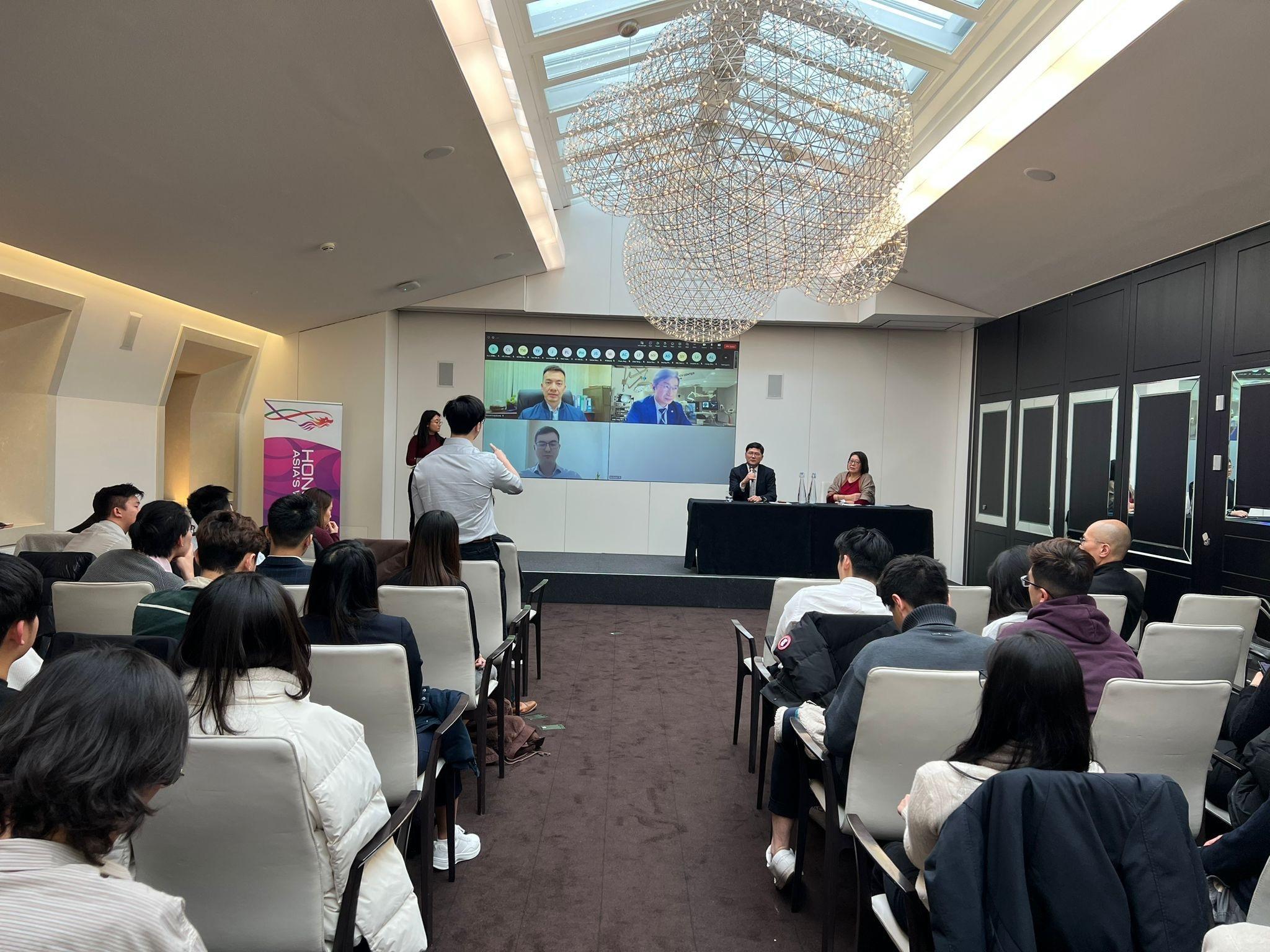 The Hospital Authority Chief Executive, Dr Tony Ko (on stage, second right), met and exchanged with more than 200 medical students and medical practitioners from Hong Kong in person and online in London.