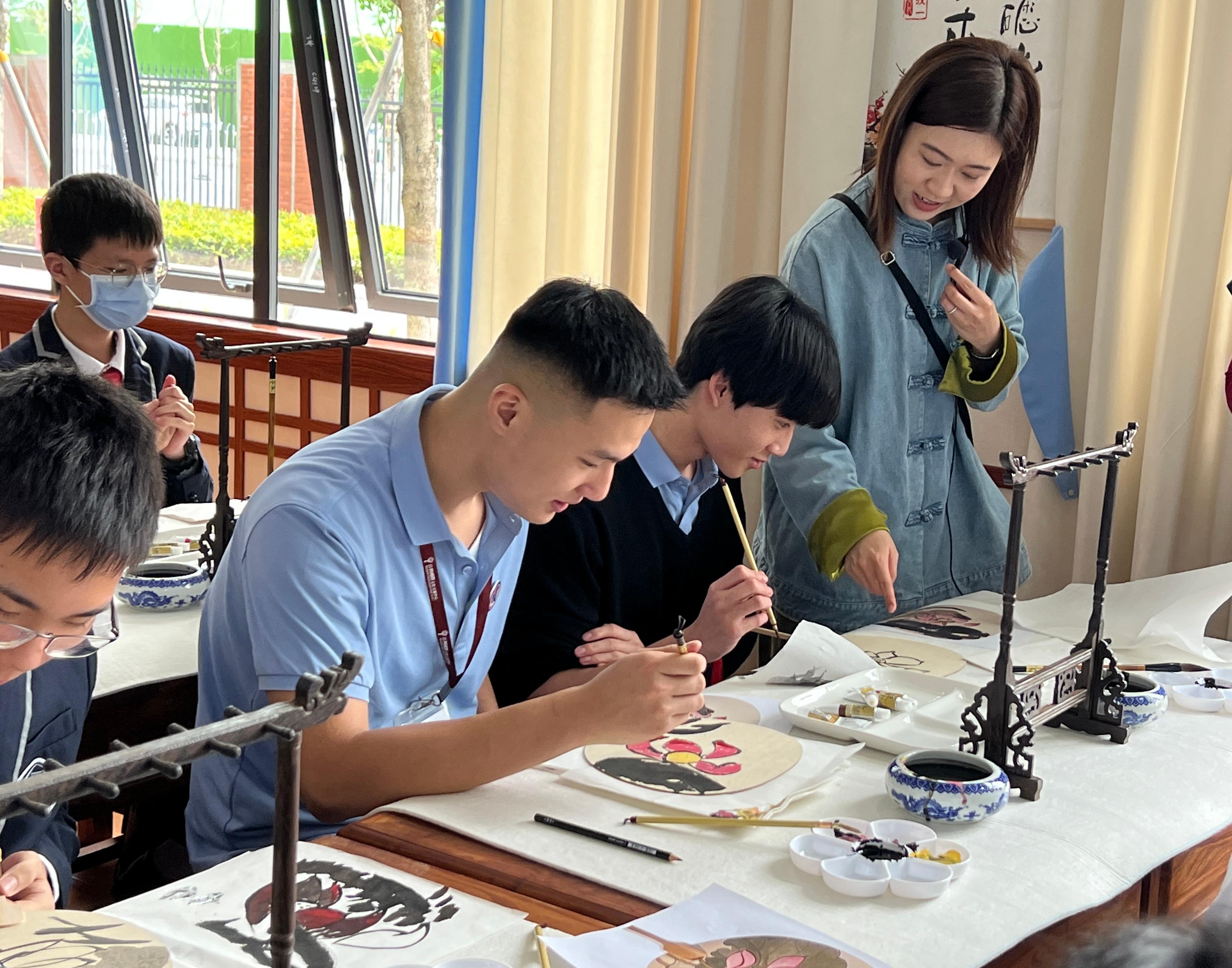 首個高中公民與社會發展科學生內地考察團今日（四月三日）到訪廣州市執信中學。圖示考察團成員與執信中學學生一起參與藝術課。