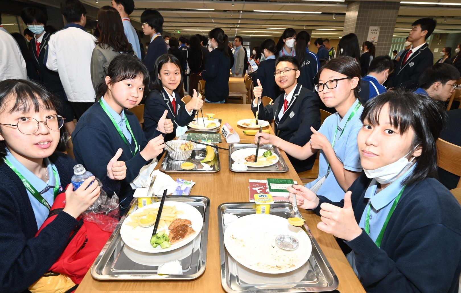 首個高中公民與社會發展科學生內地考察團今日（四月三日）到訪廣州市執信中學。圖示考察團成員與執信中學學生共進午餐。