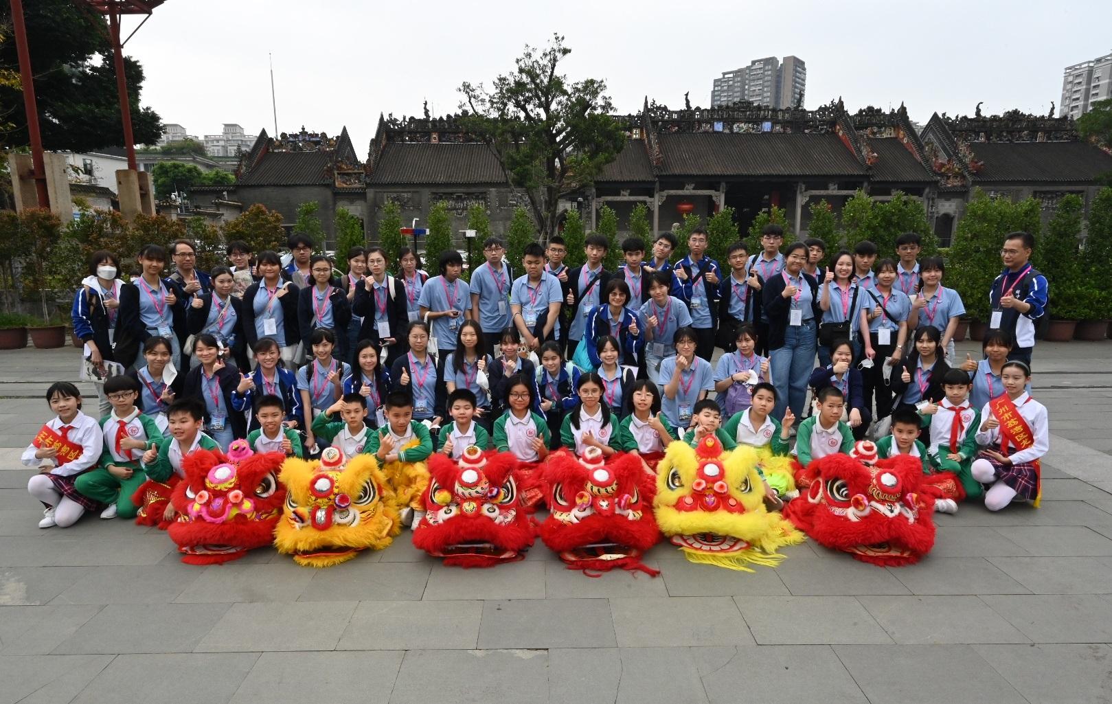 The delegation of the first Mainland study tour for students of the senior secondary subject of Citizenship and Social Development visited Guangzhou today (April 3), including touring the intangible cultural heritage at Chen Clan Temple. Photo shows members of the delegation with local student performers of a lion dance show.