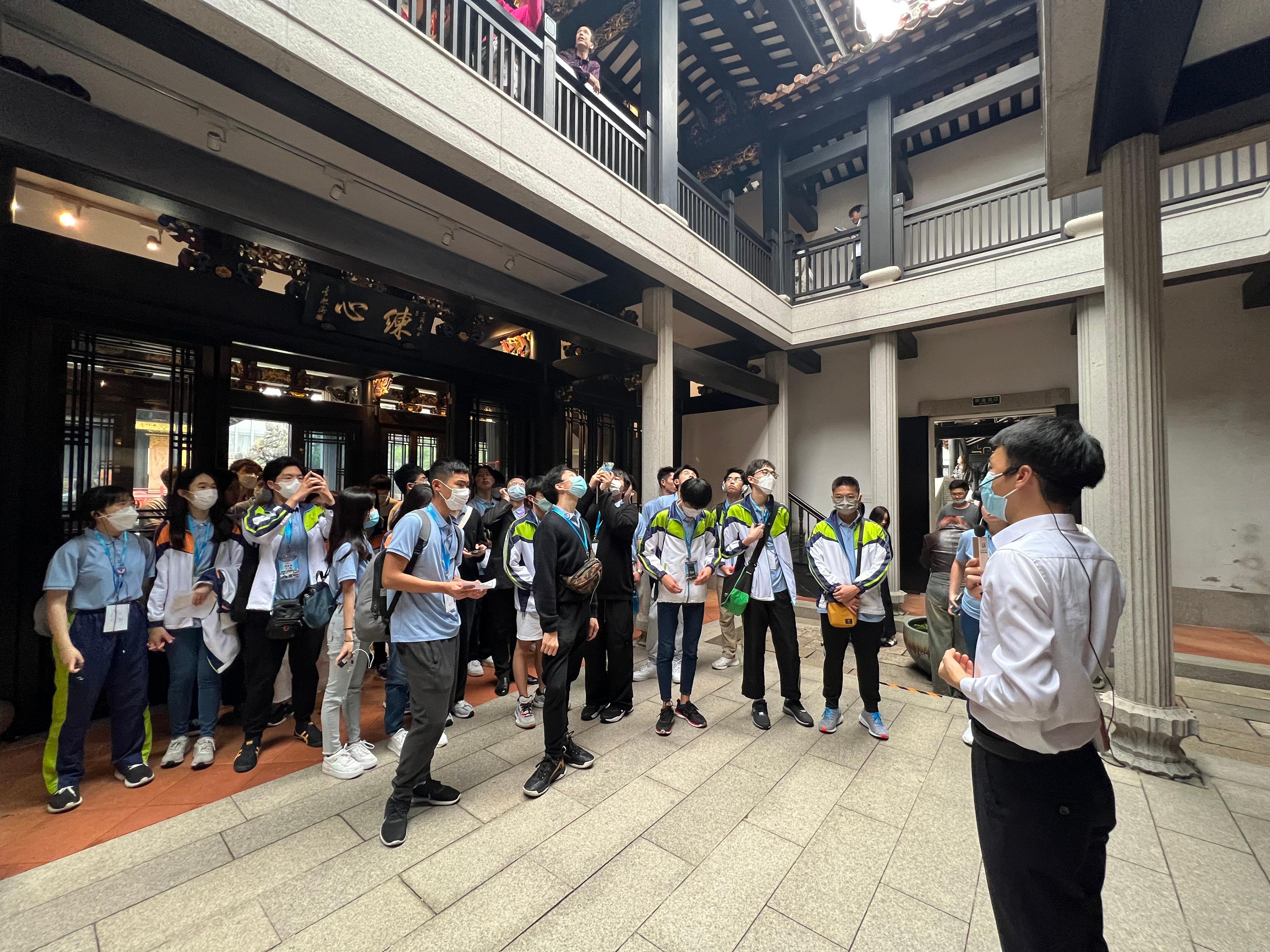 The delegation of the first Mainland study tour for students of the senior secondary subject of Citizenship and Social Development visited Guangzhou today (April 3). Photo shows members of the delegation visiting the Cantonese Opera Art Museum at Yongqing Fang.