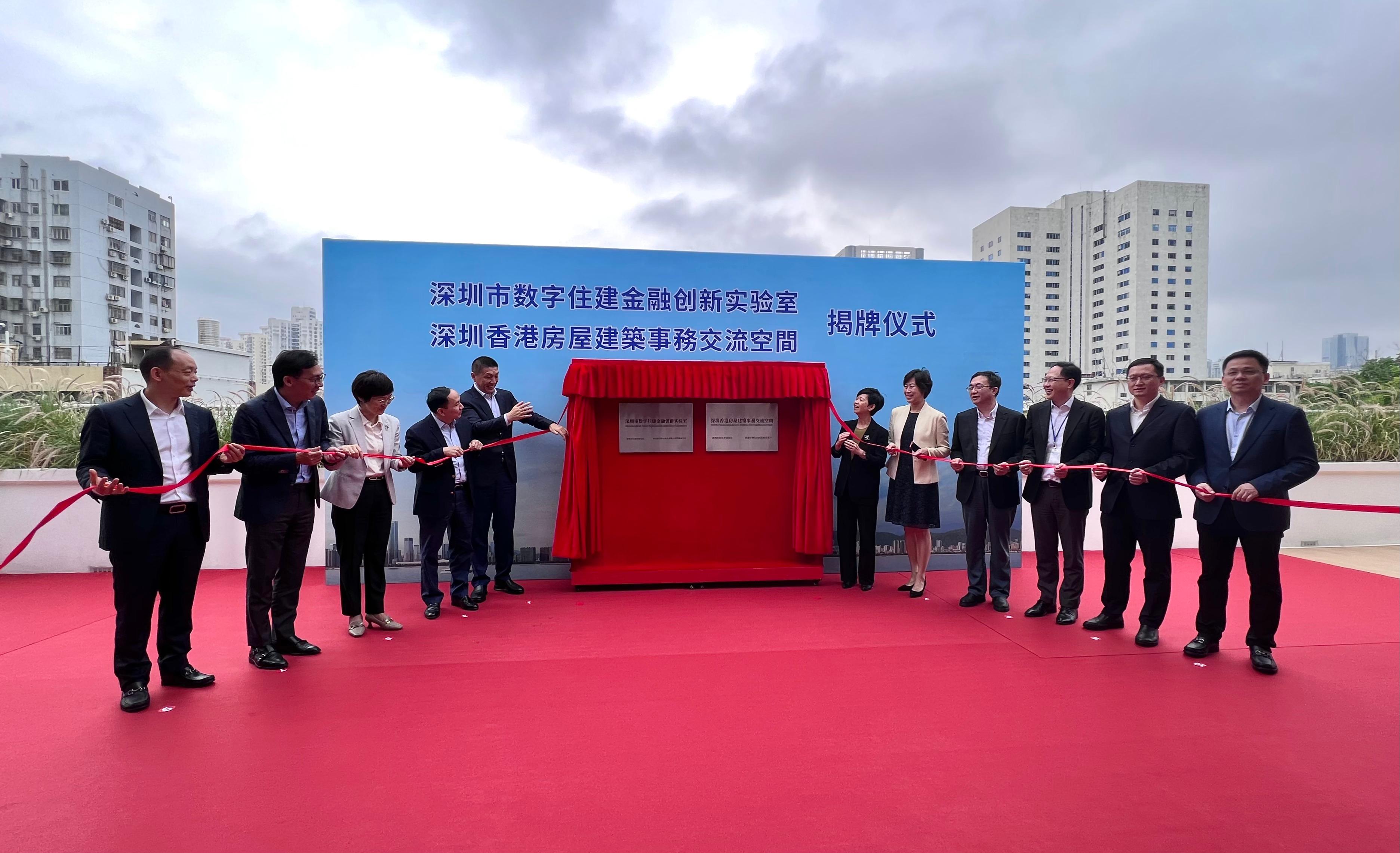 The Secretary for Housing, Ms Winnie Ho, led representatives of the Housing Bureau, the Housing Department and the Architectural Services Department to Shenzhen today (April 3). Photo shows Ms Ho (sixth right), the Party Secretary and Director-General of the Housing and Construction Bureau of Shenzhen Municipality, Mr Xu Songming (fifth left), and relevant officials of the two cities attending the plaque-unveiling ceremony of the Shenzhen Real Estate Digitalization Innovation Laboratory and the Shenzhen Hongkong Housing and Construction Affairs Communication Space.