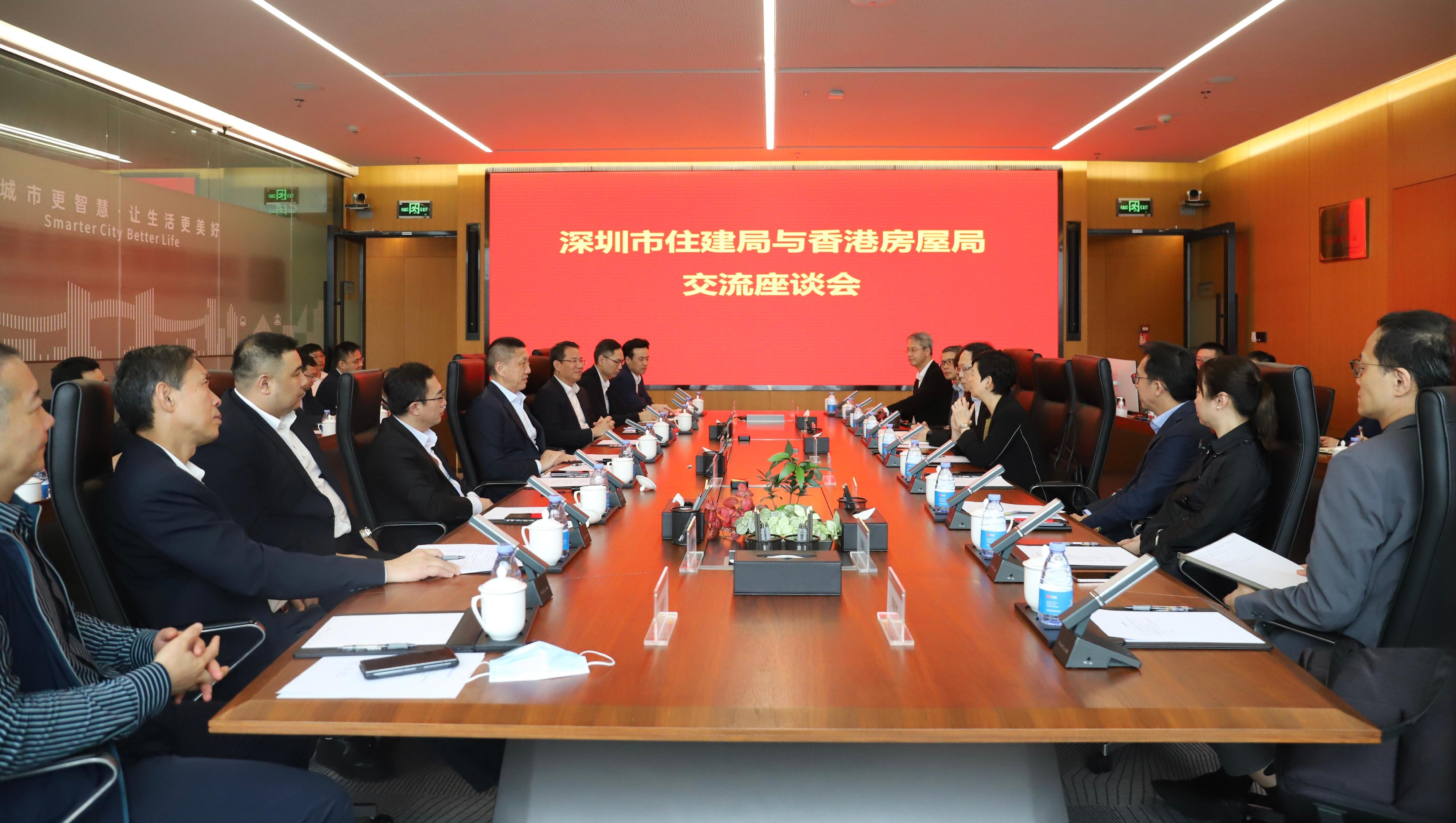 The Secretary for Housing, Ms Winnie Ho, led representatives of the Housing Bureau, the Housing Department and the Architectural Services Department to Shenzhen today (April 3). Photo shows Ms Ho (fourth right) participating in a seminar organised by the Housing and Construction Bureau of Shenzhen Municipality  (HCBSM) to exchange views with the Party Secretary and Director-General of the HCBSM, Mr Xu Songming (fifth left), and relevant officials on construction technologies and urban planning and development.
