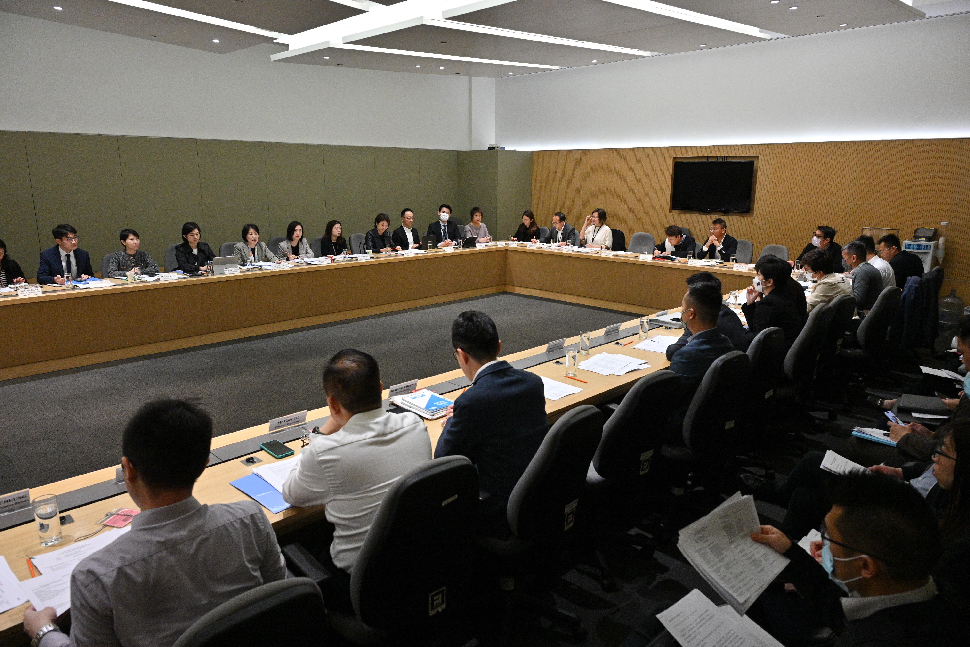 The Tourism Commission today (April 3) convened a meeting to co-ordinate the preparation work for the arrival of visitors to Hong Kong during the Labour Day Holiday and discussed with representatives of various units on the arrangements for the arrival of visitors to Hong Kong.