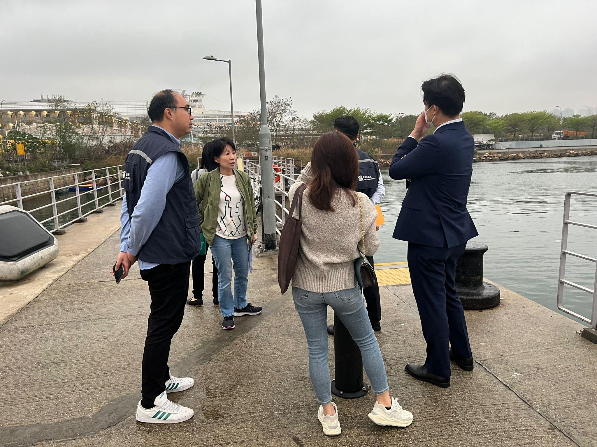 The Commissioner for Tourism, Ms Vivian Sum (second left), inspected the Kai Tak Runway Park Pier on March 31, and discussed with the Travel Industry Authority on the arrangements for facilitating the trade to better utilise the concerned supporting facilities to disperse visitors participating in Victoria Harbour cruises.