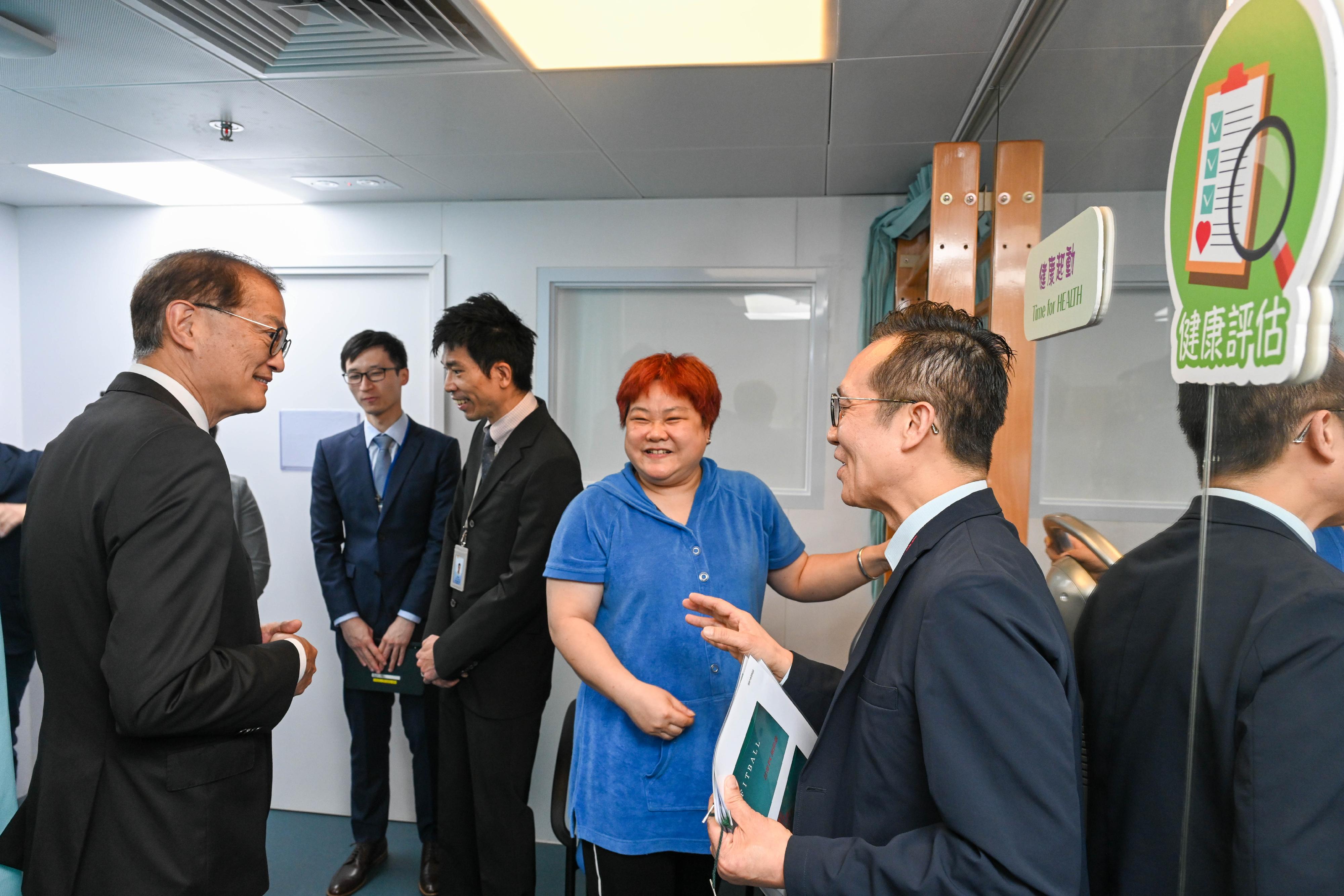医务卫生局局长卢宠茂教授（左一）今日（四月四日）下午到访油尖旺地区康健站，并参观其康复及适健区。