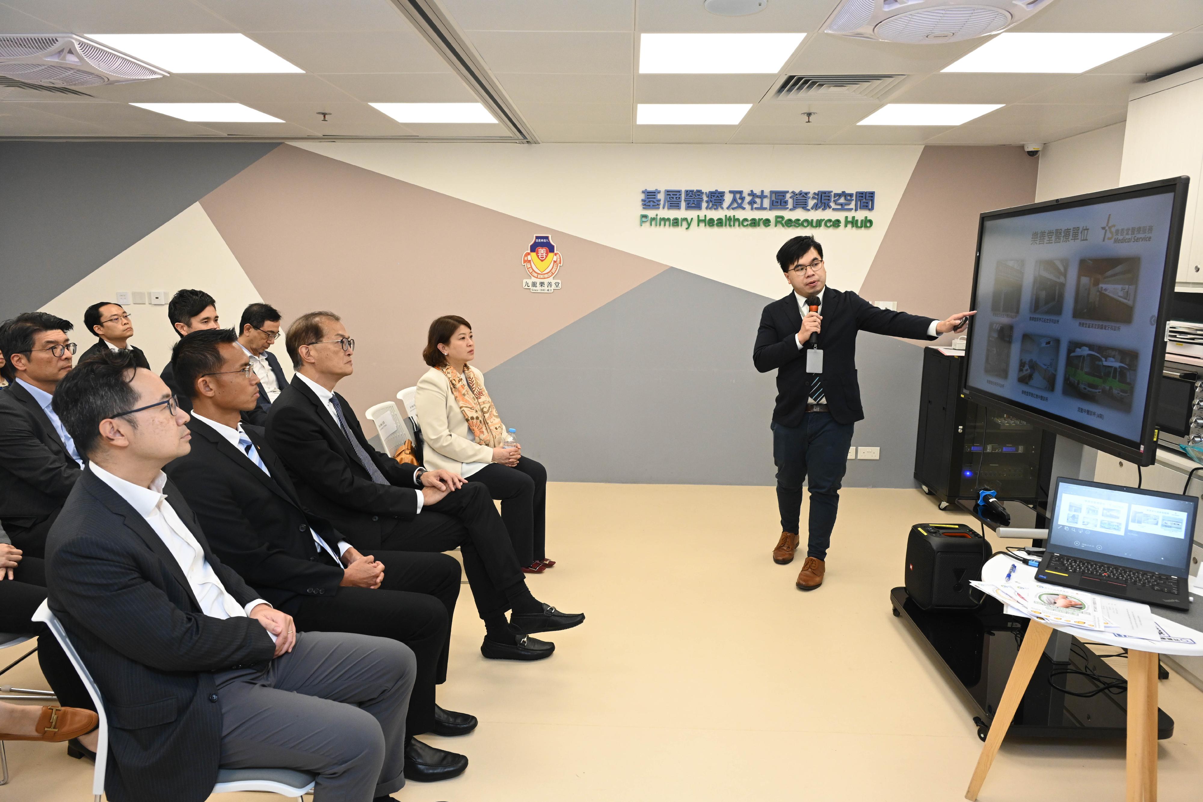The Secretary for Health, Professor Lo Chung-mau (front row, third left), and the Under Secretary for Health, Dr Libby Lee (front row, fourth left), accompanied by the Commissioner for Primary Healthcare, Dr Pang Fei-chau (back row, first left), visited Yau Tsim Mong District Health Centre (DHC) Express this afternoon (April 4) and listened to the staff sharing the DHC Express’ experience in providing primary healthcare services to members of the public. 
