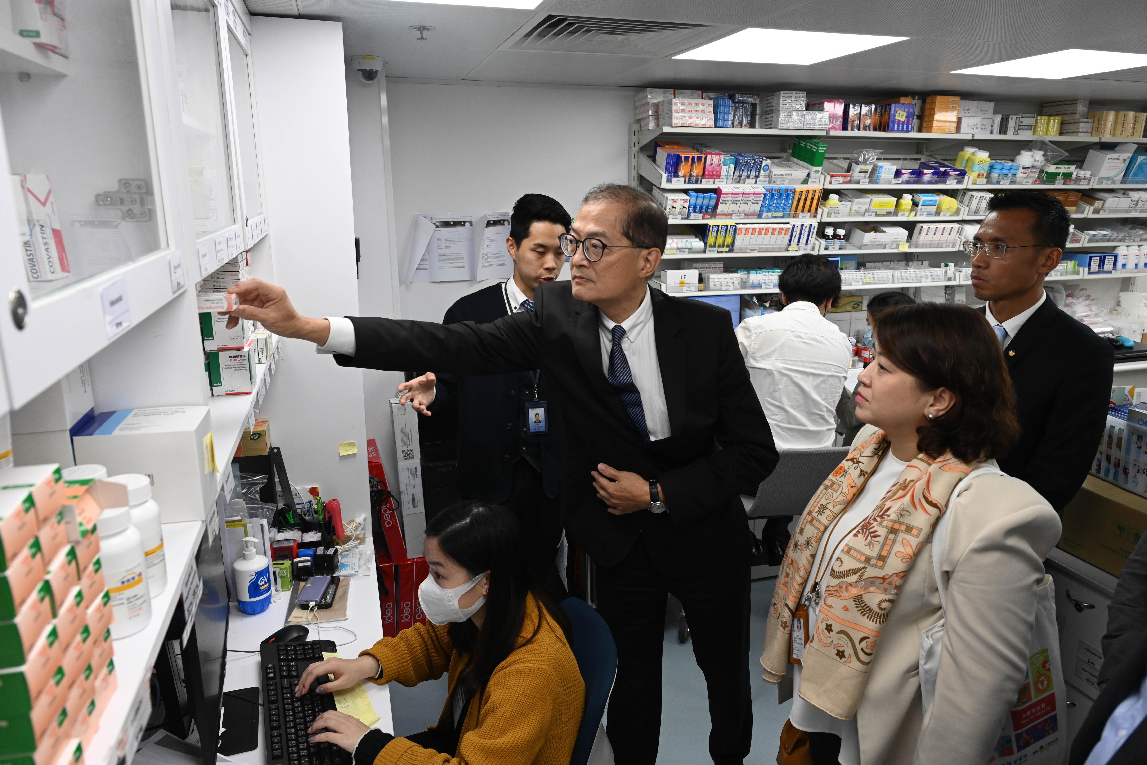 The Secretary for Health, Professor Lo Chung-mau (centre), and the Under Secretary for Health, Dr Libby Lee (second right), visited Yau Tsim Mong District Health Centre (DHC) Express this afternoon (April 4), followed by a tour of the Lok Sin Tong Mr. & Mrs. Lee Yin Yee Community Pharmacy in the company of the representative of the operator of the DHC Express, the Chairman of the Lok Sin Tong Benevolent Society, Kowloon, Mr Lee Shing-kan (first right), to learn about the daily collaboration between the DHC Express and the pharmacy.
