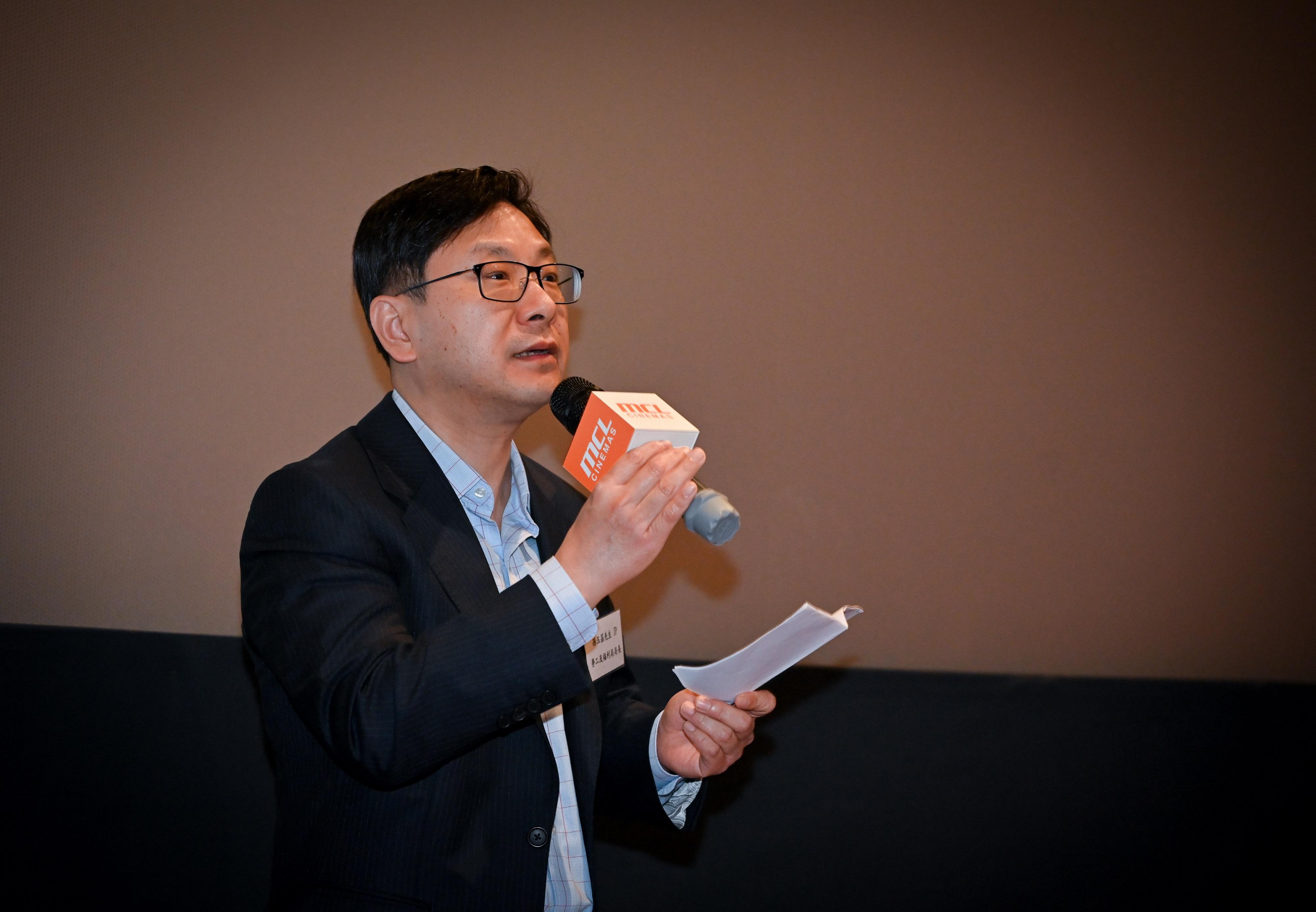 The Secretary for Labour and Welfare, Mr Chris Sun, addressed the audience at a film show hosted by the Social Welfare Department today (April 8). He expressed his appreciation to foster parents for their care and concern for foster children and encouraged people who care for children to join the service.