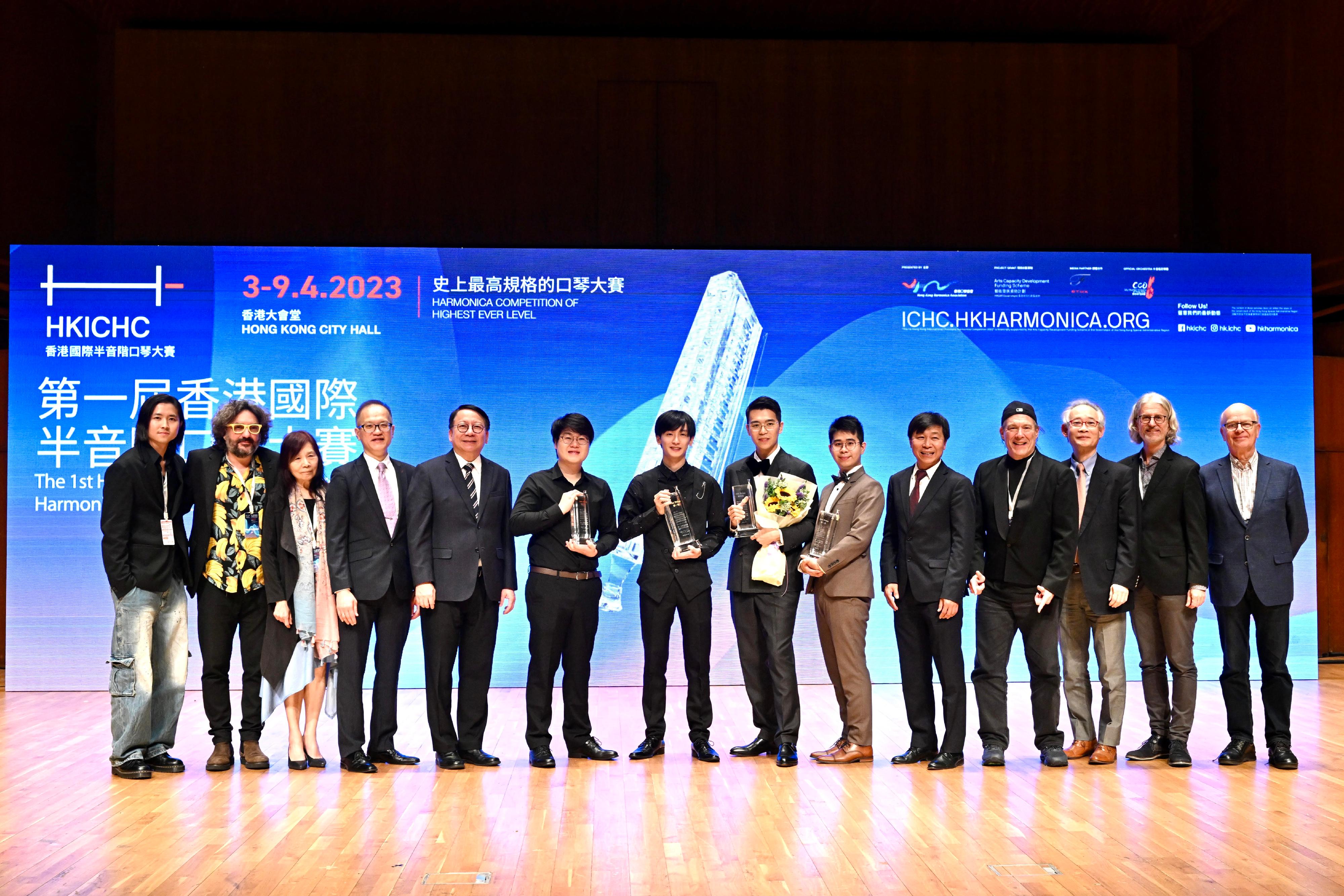 The Chief Secretary for Administration, Mr Chan Kwok-ki, attended the 1st Hong Kong International Chromatic Harmonica Competition today (April 9). Photo shows Mr Chan (fifth left); the Chairman of the Steering Committee of the 1st Hong Kong International Chromatic Harmonica Competition, Dr Ho Pak-cheong (fifth right), and other guests with awardees at the event.