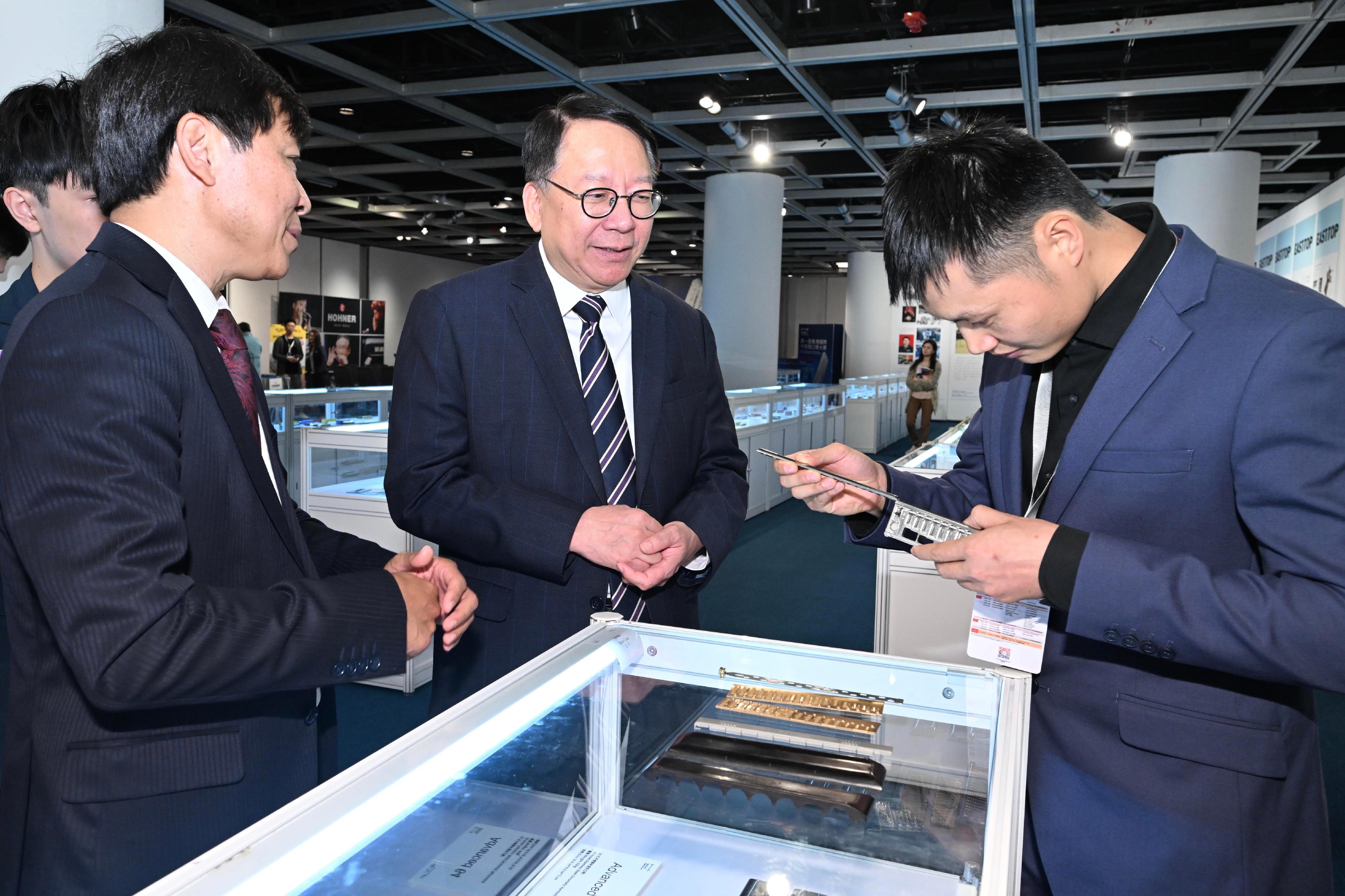 The Chief Secretary for Administration, Mr Chan Kwok-ki, attended the 1st Hong Kong International Chromatic Harmonica Competition today (April 9). Photo shows Mr Chan (centre), accompanied by the Chairman of the Steering Committee of the 1st Hong Kong International Chromatic Harmonica Competition, Dr Ho Pak-cheong (left), touring an exhibition about harmonica.
