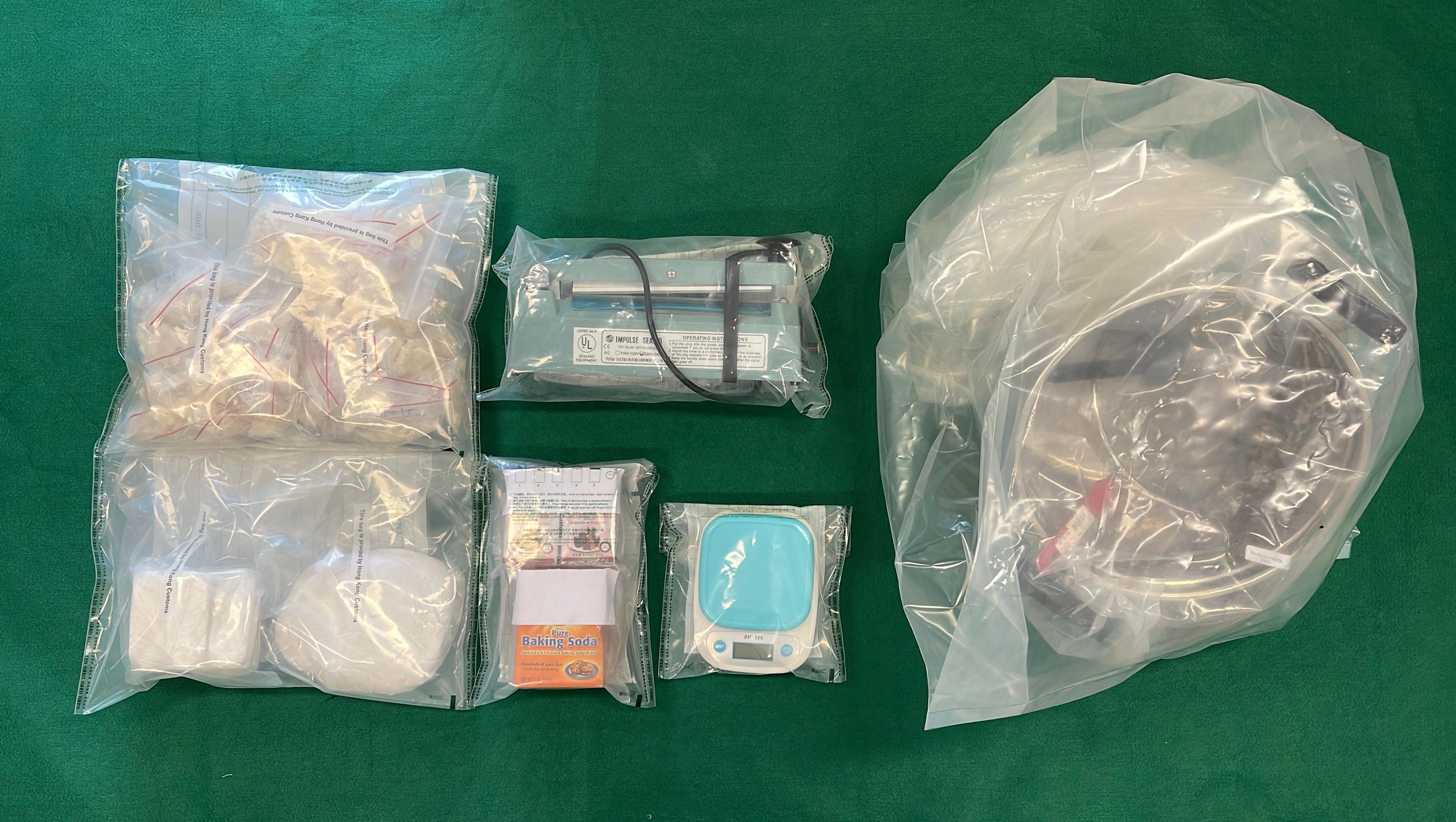 香港海關昨晚（四月十日）在屯門檢獲約一點一五公斤懷疑霹靂可卡因及約一點一公斤懷疑可卡因，估計市值共約二百一十萬元。圖示檢獲的懷疑毒品和懷疑製毒及包裝工具。