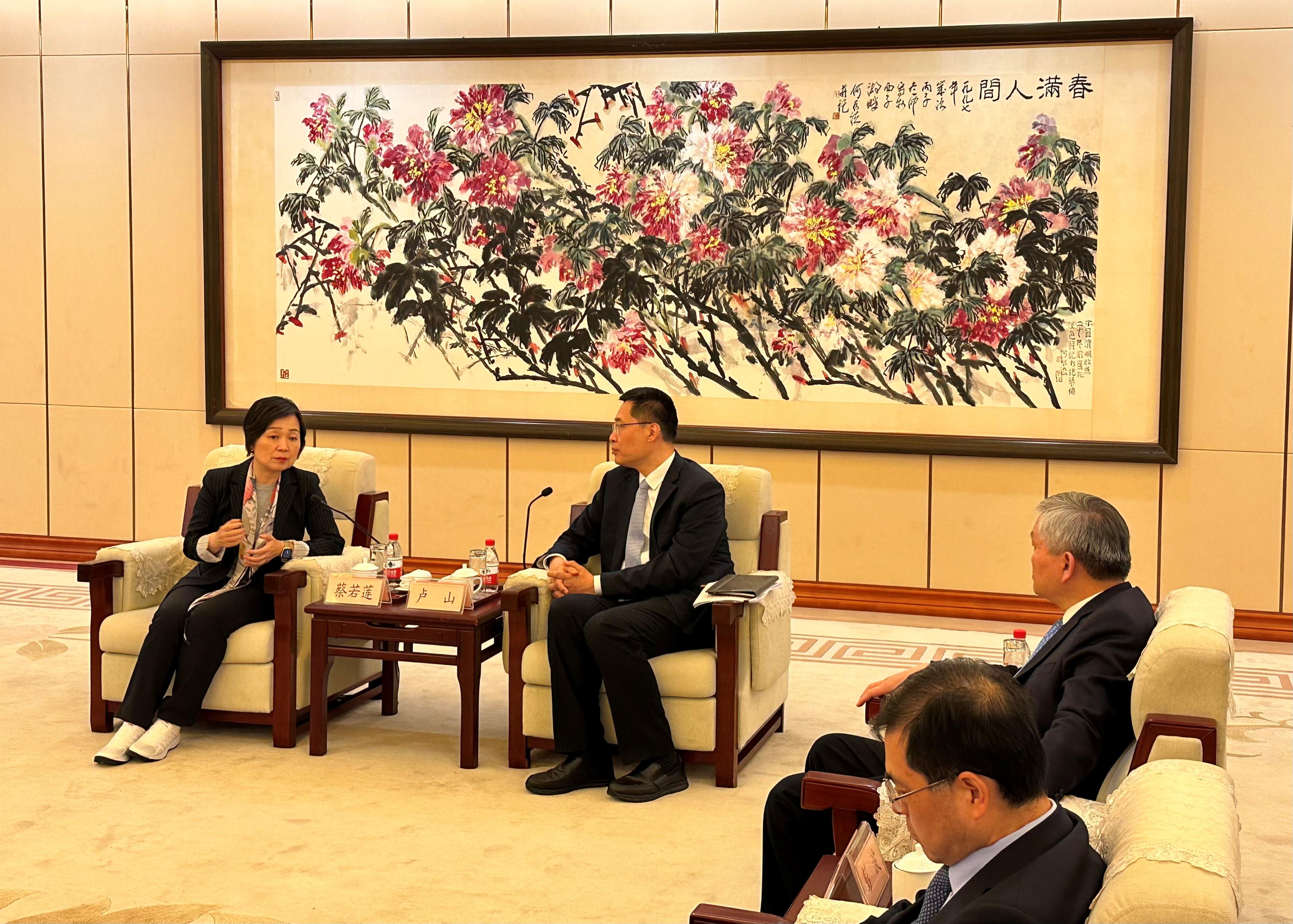 The Secretary for Education, Dr Choi Yuk-lin (first left), yesterday (April 10) called on the Vice Governor of the People's Government of Zhejiang Province, Mr Lu Shan (second left), to discuss further promotion of education interflow and co-operation between Zhejiang and Hong Kong.