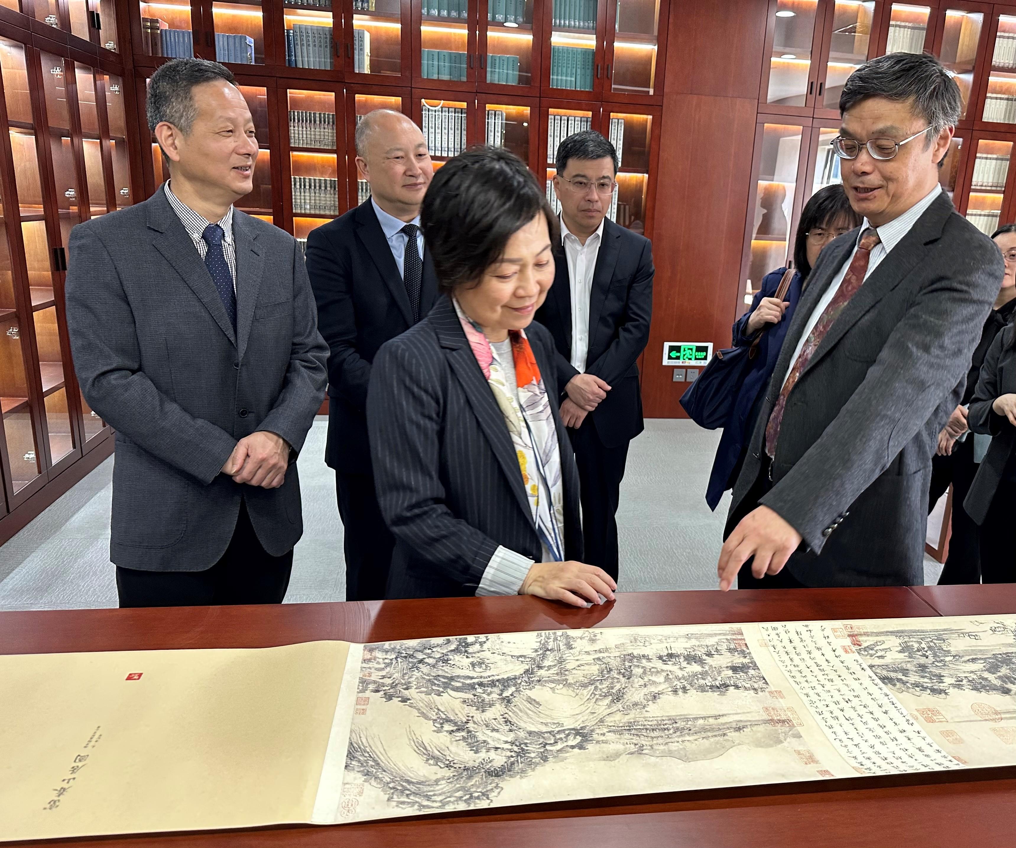 The Secretary for Education, Dr Choi Yuk-lin, yesterday (April 10) visited Zhejiang Shuren University. Photo shows Dr Choi (front row, left), accompanied by the President of Zhejiang Shuren University, Mr Li Lu (front row, right), touring the university.