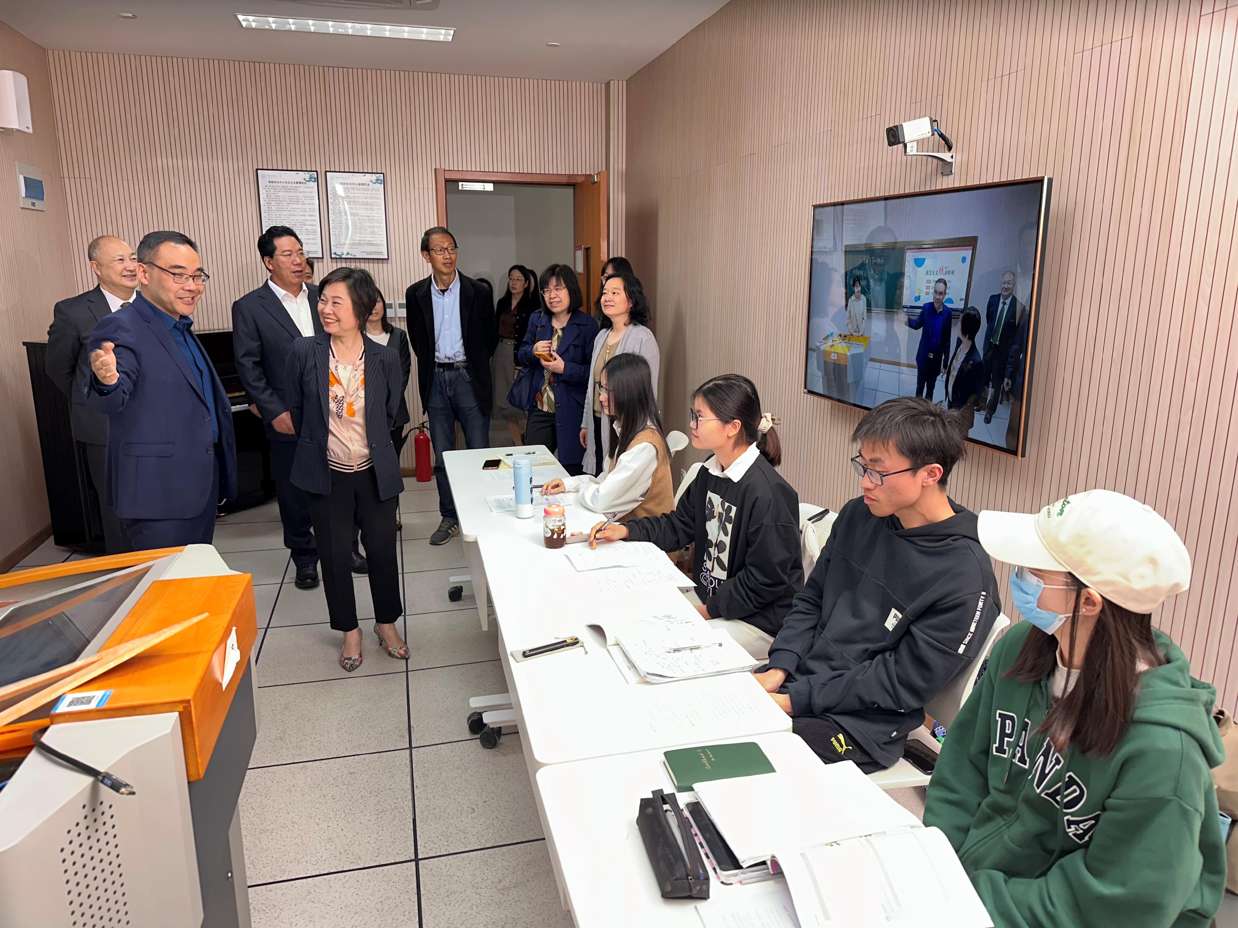 The Secretary for Education, Dr Choi Yuk-lin, today (April 11) visited the Teacher Education Experimental Training Centre of Hangzhou Normal University. Photo shows Dr Choi (front row, second left) listening to a briefing by a representative of the university on the operation of the centre.