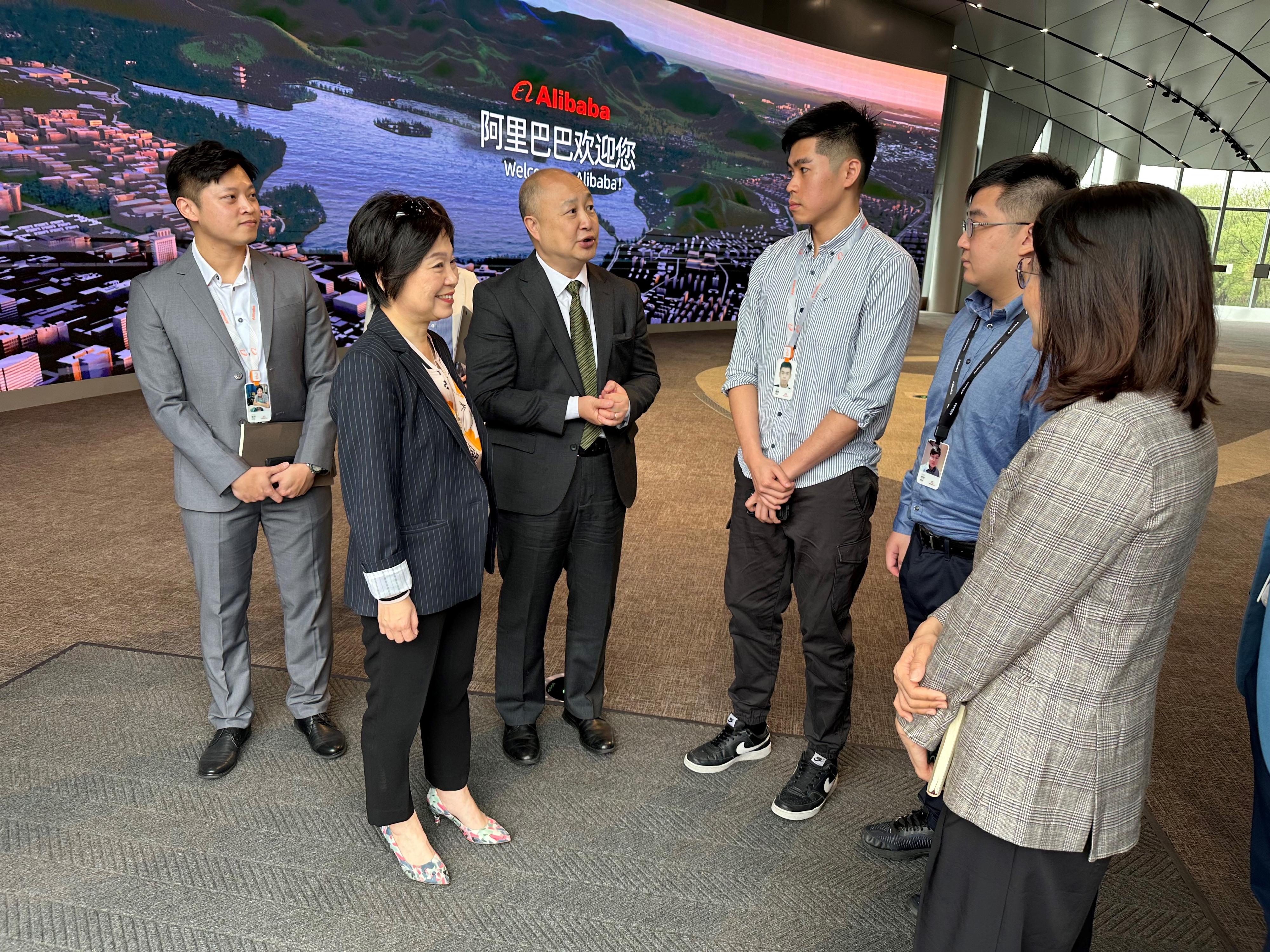 The Secretary for Education, Dr Choi Yuk-lin, this morning (April 11) visited the Xixi Park of Alibaba Group to understand innovation and technology development and meet Hong Kong staff there. Photo shows Dr Choi (second left) chatting with the staff.