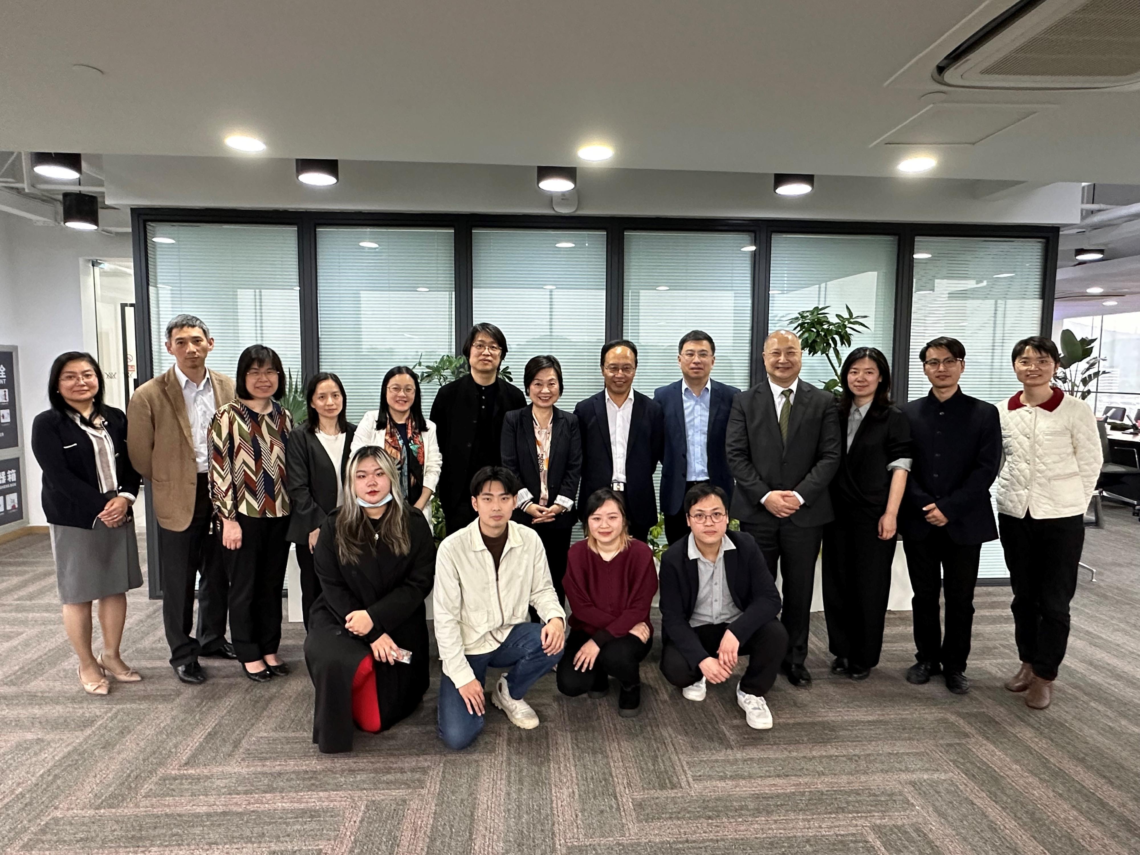 The Secretary for Education, Dr Choi Yuk-lin, today (April 11) visited the China Academy of Art (Xiangshan Campus) in Hangzhou. Photo shows Dr Choi (back row, centre) with students and teachers of the academy. 