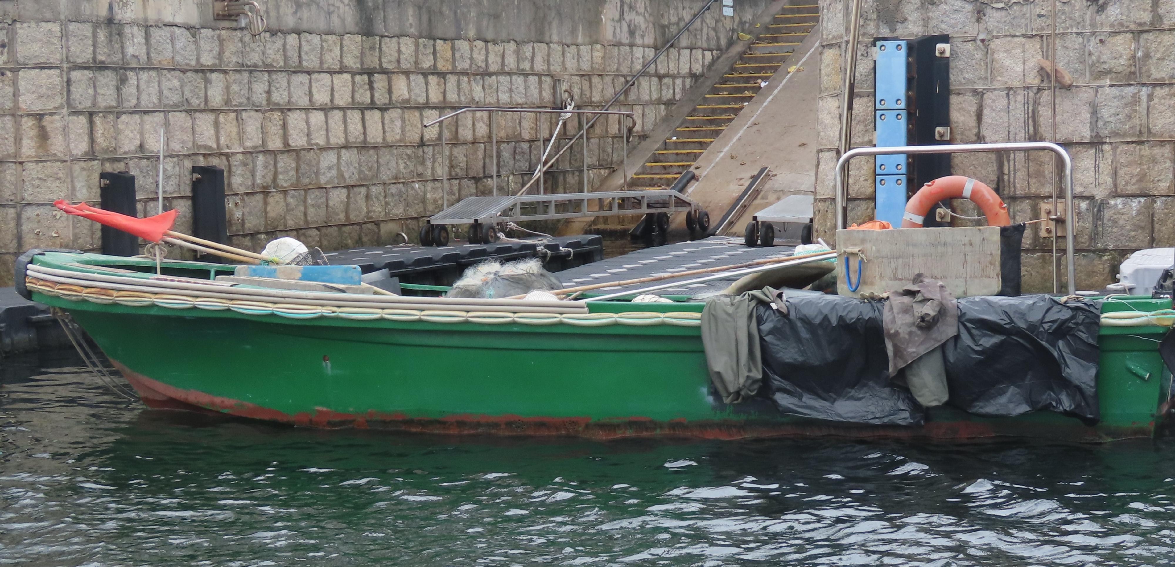 兩名內地漁民早前在香港東北面石牛洲以東水域非法捕魚，被控違反《漁業保護條例》（第171章）（《條例》），今日（四月十一日）被法庭裁定罪名成立。圖示該內地漁船。