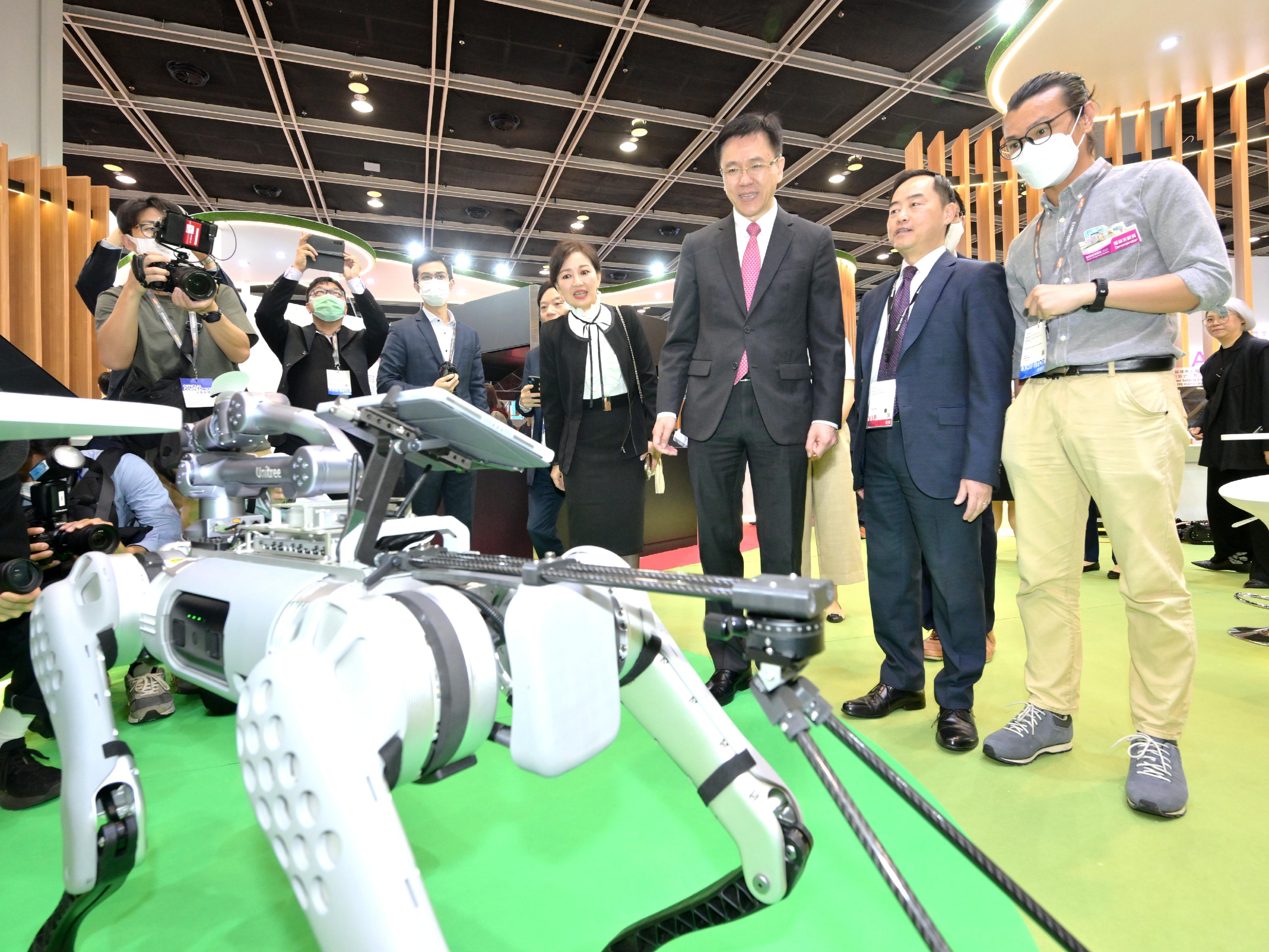 The Secretary for Innovation, Technology and Industry, Professor Sun Dong (third right), visited the Smart Hong Kong Pavilion at InnoEX today (April 12) and was briefed on the Environmental Protection Department’s Unmanned Ground Penetrating Radar Robot Dog. Looking on is the Acting Government Chief Information Officer, Mr Tony Wong (second right).